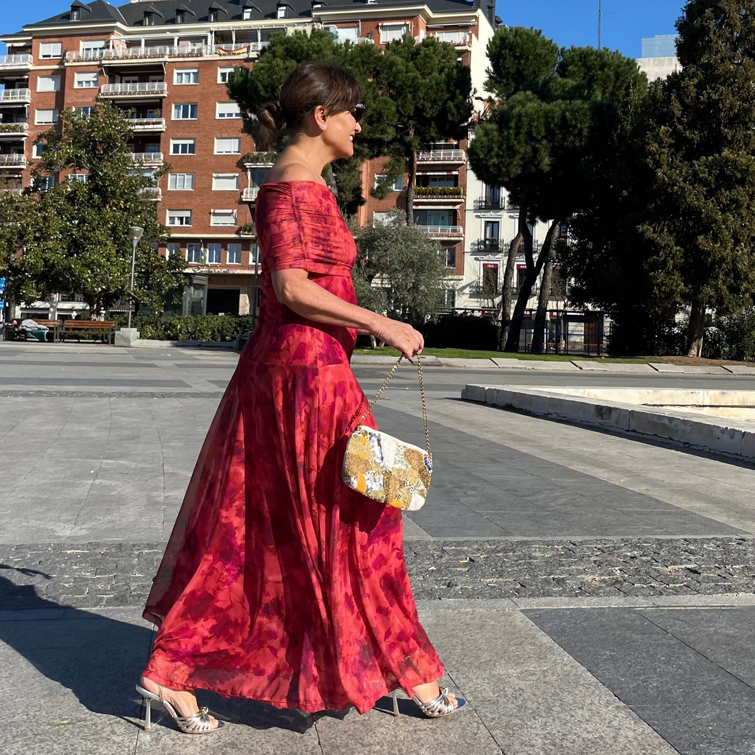 Bolso joya bordado con cuentas oro dorado