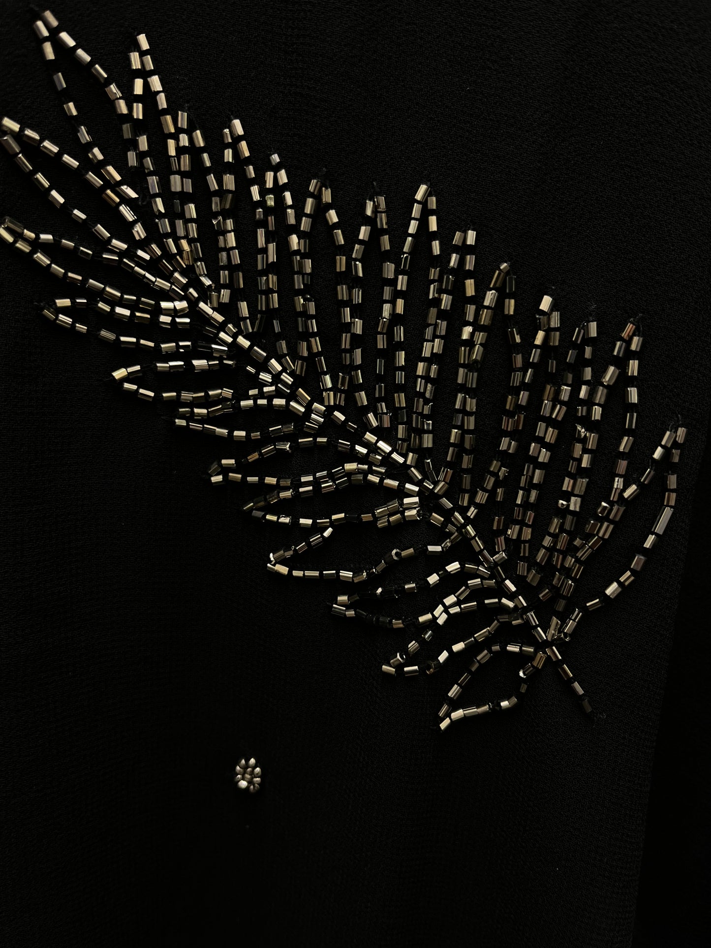 Poncho joya negro bordado con flecos