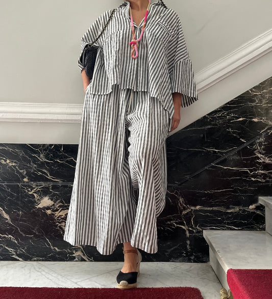 Total look rayas camisa oversize y pantalón palazzo conjunto gris