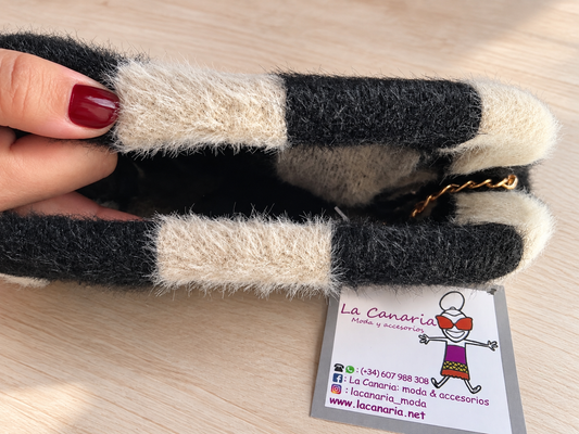 Bolso pouch de rayas negro y crudo