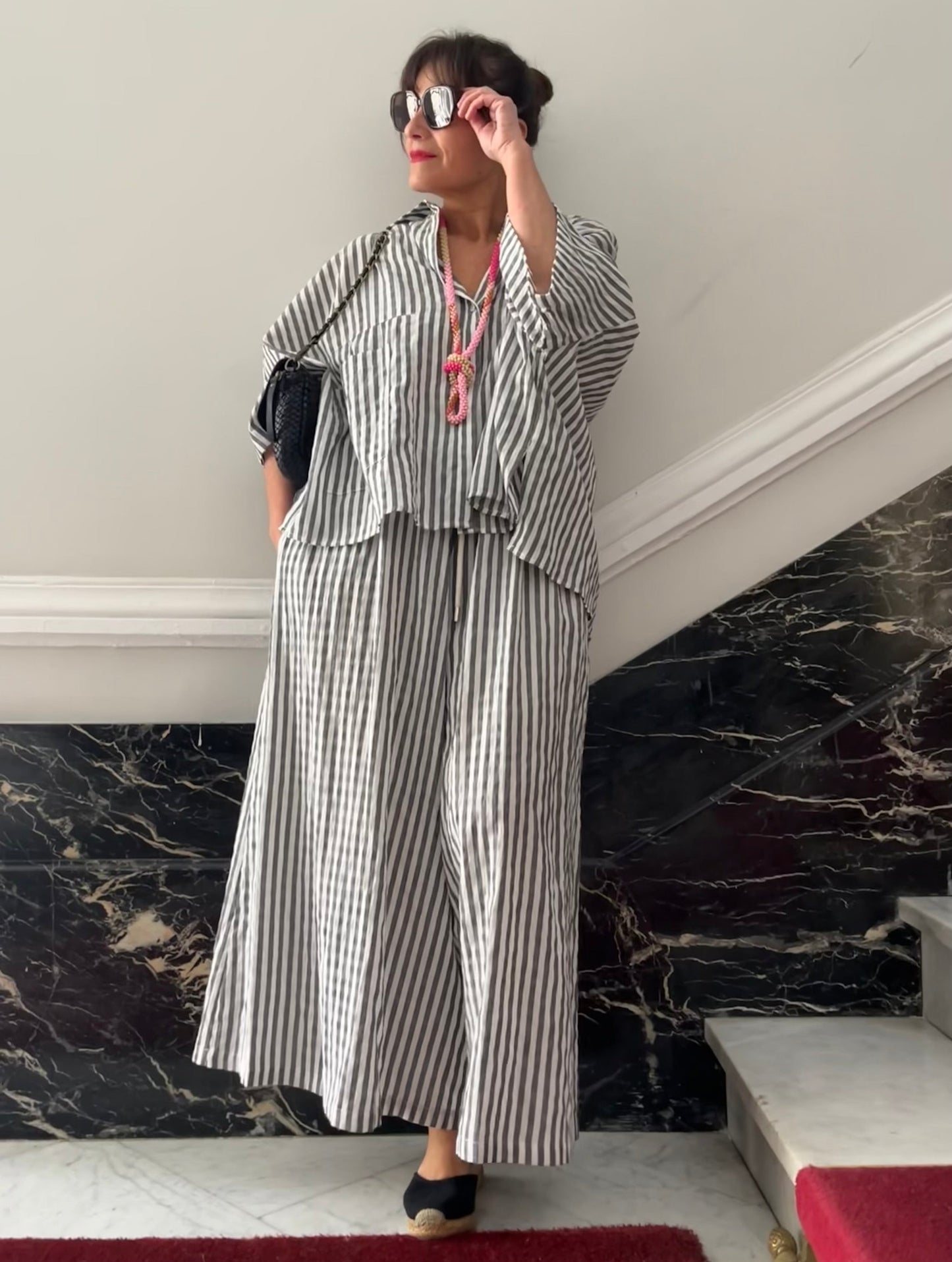 Total look rayas camisa oversize y pantalón palazzo conjunto gris