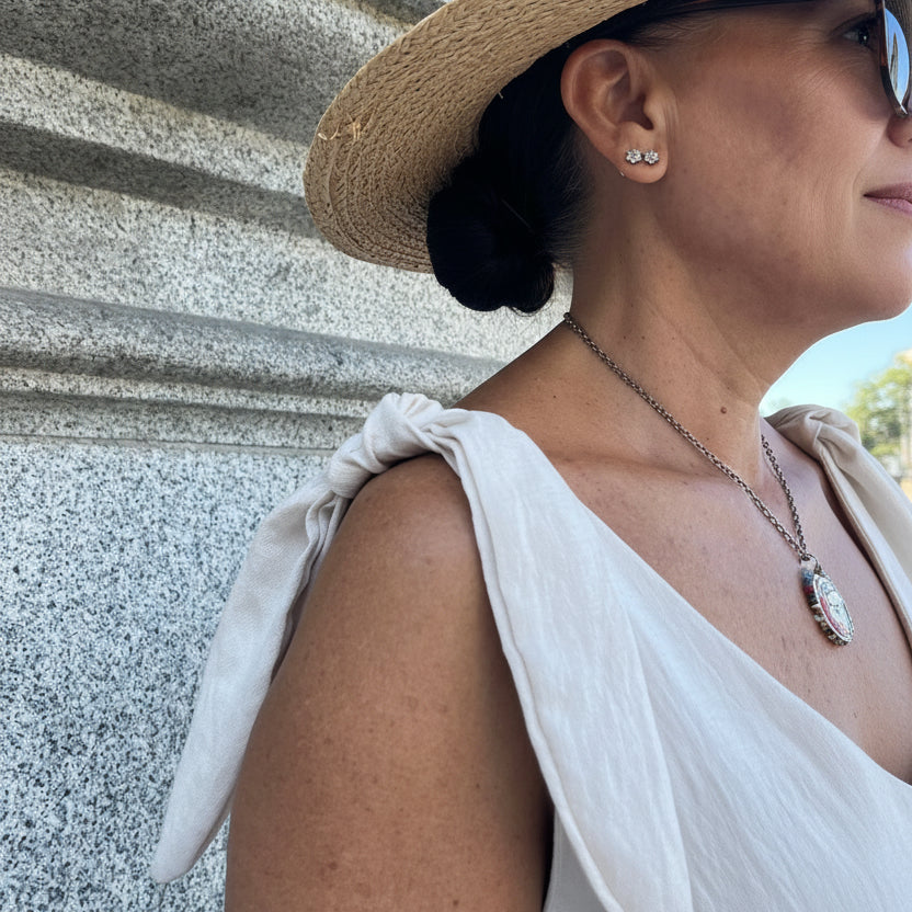 Vestido largo beige con lazos en los hombros