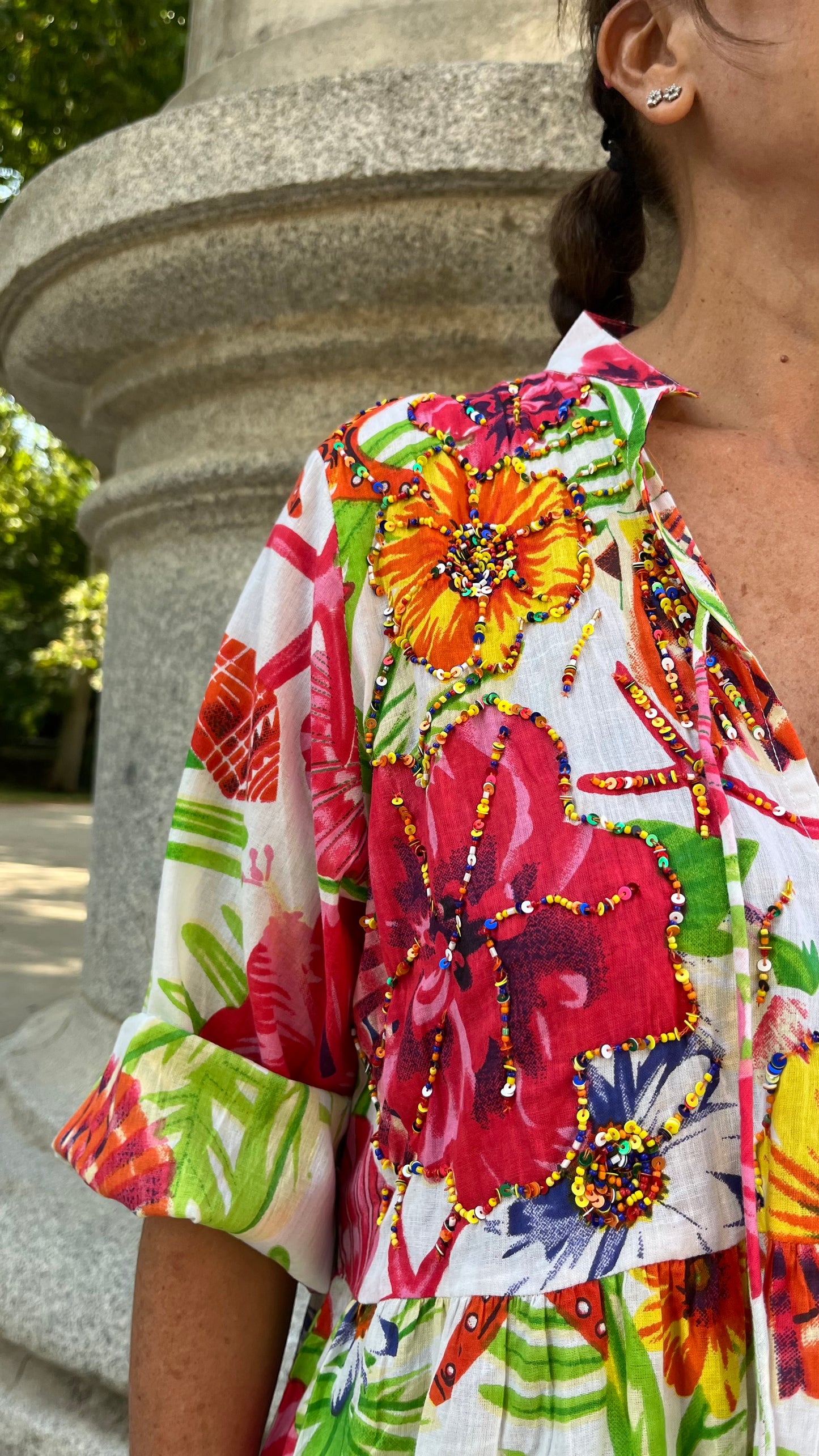 Vestido blusón de algodón estampado con bordados