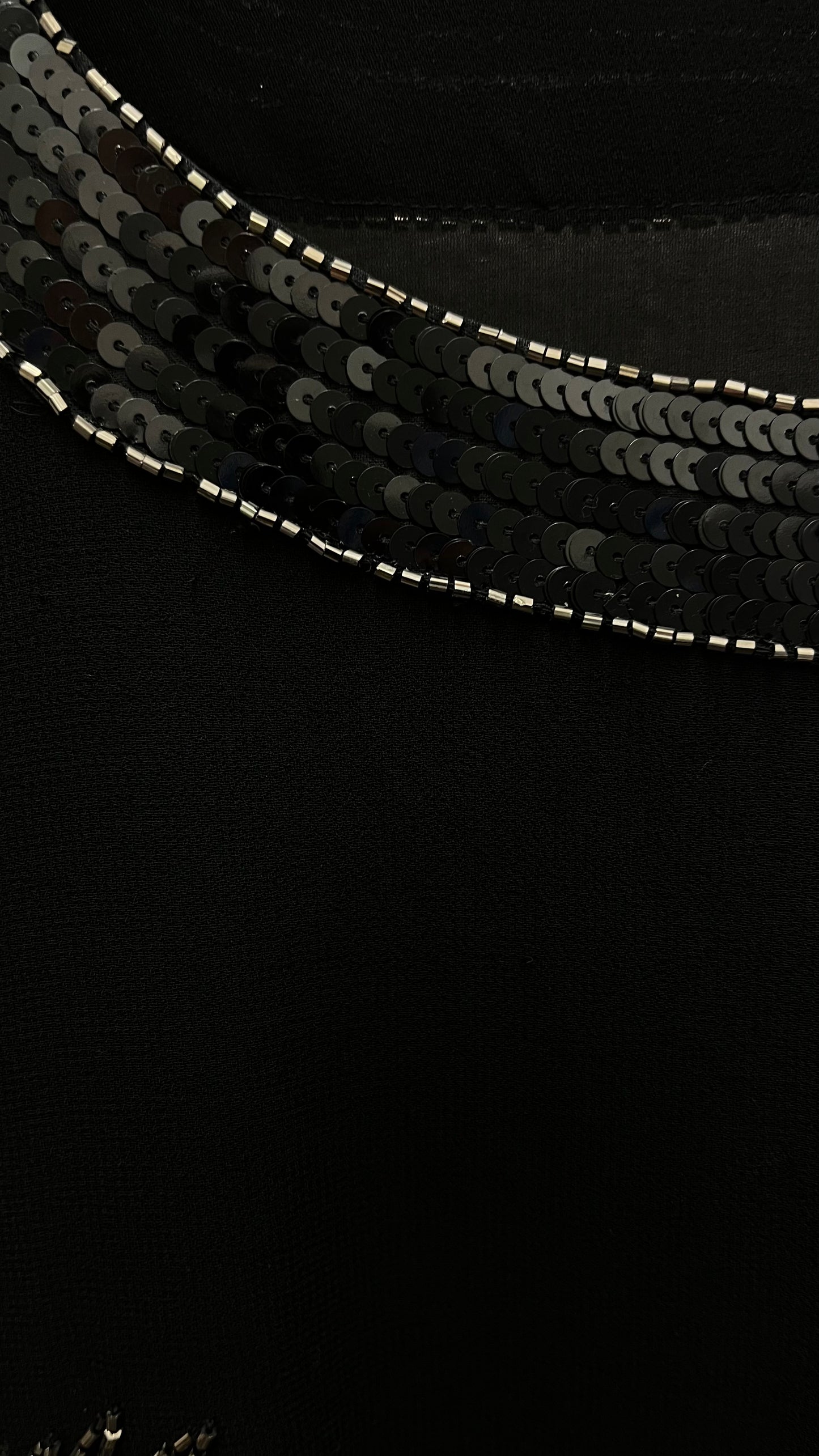 Poncho joya negro bordado con flecos