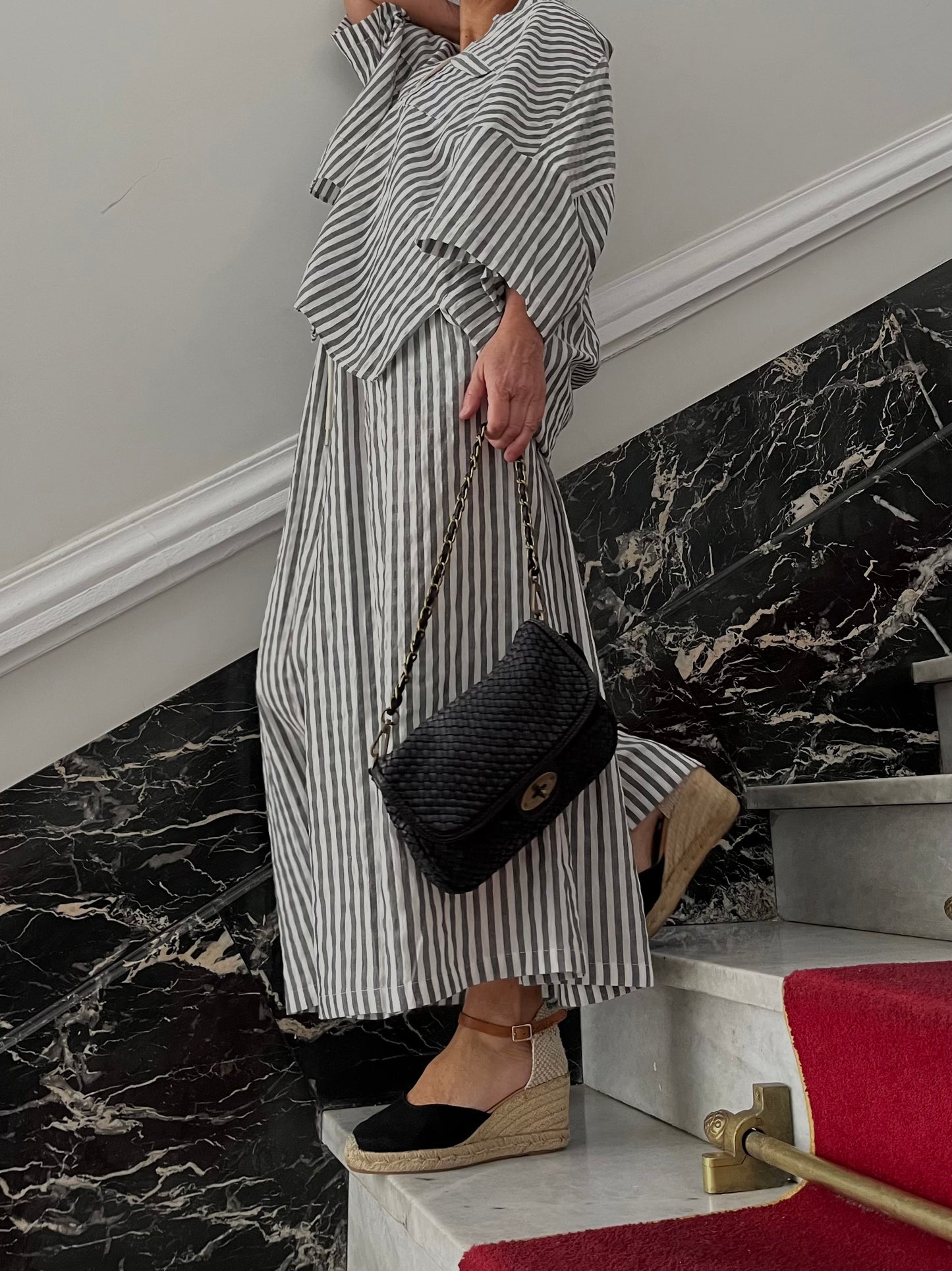 Total look rayas camisa oversize y pantalón palazzo conjunto gris