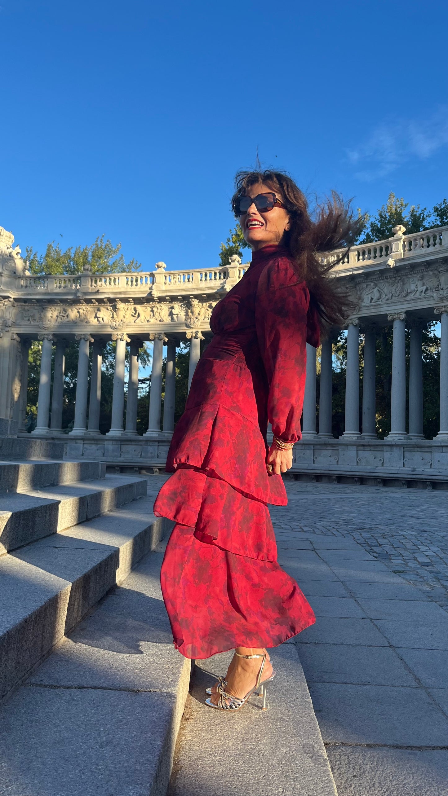 Vestido fluido con volantes y cintura ajustable