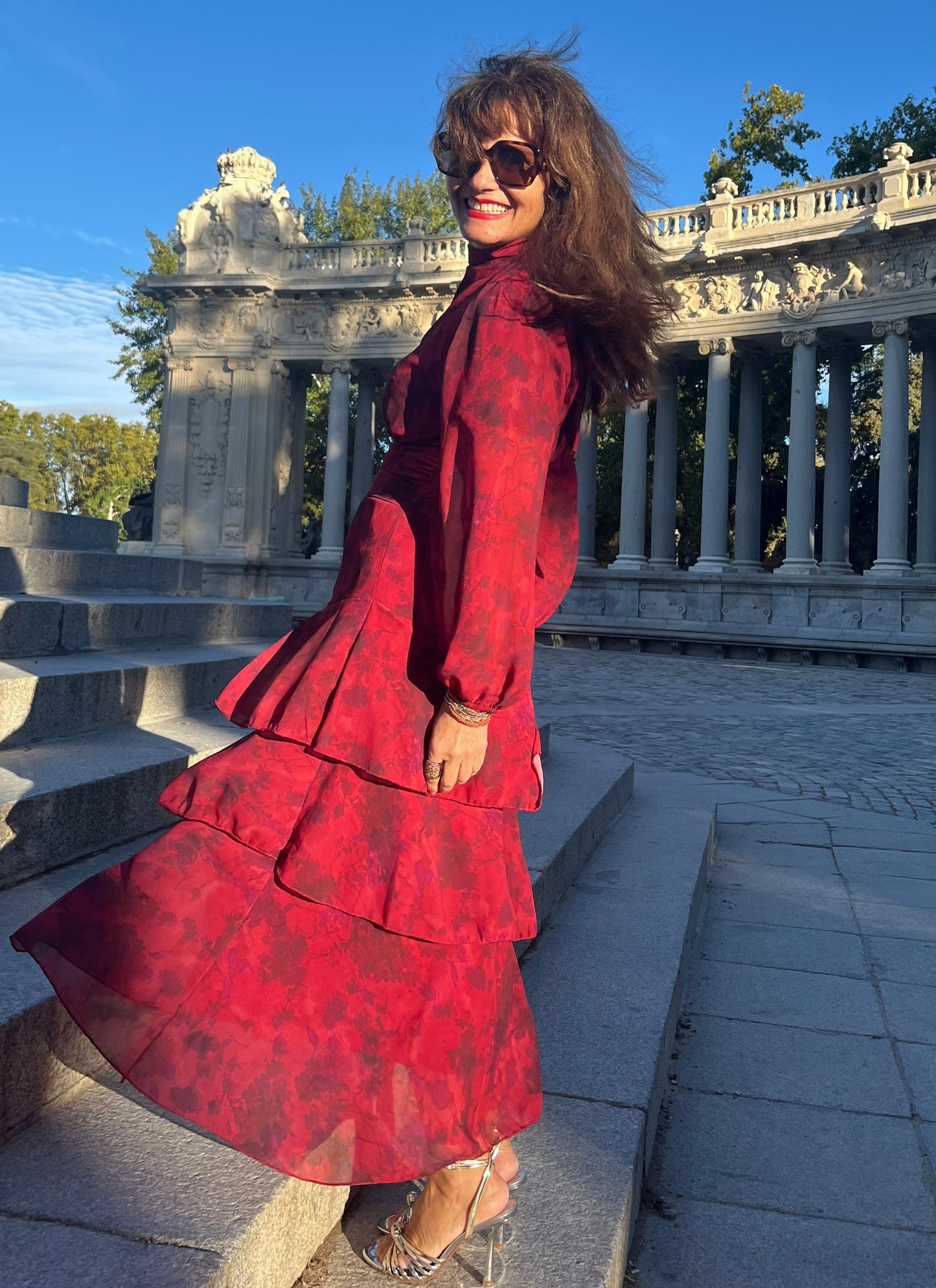 Vestido fluido con volantes y cintura ajustable