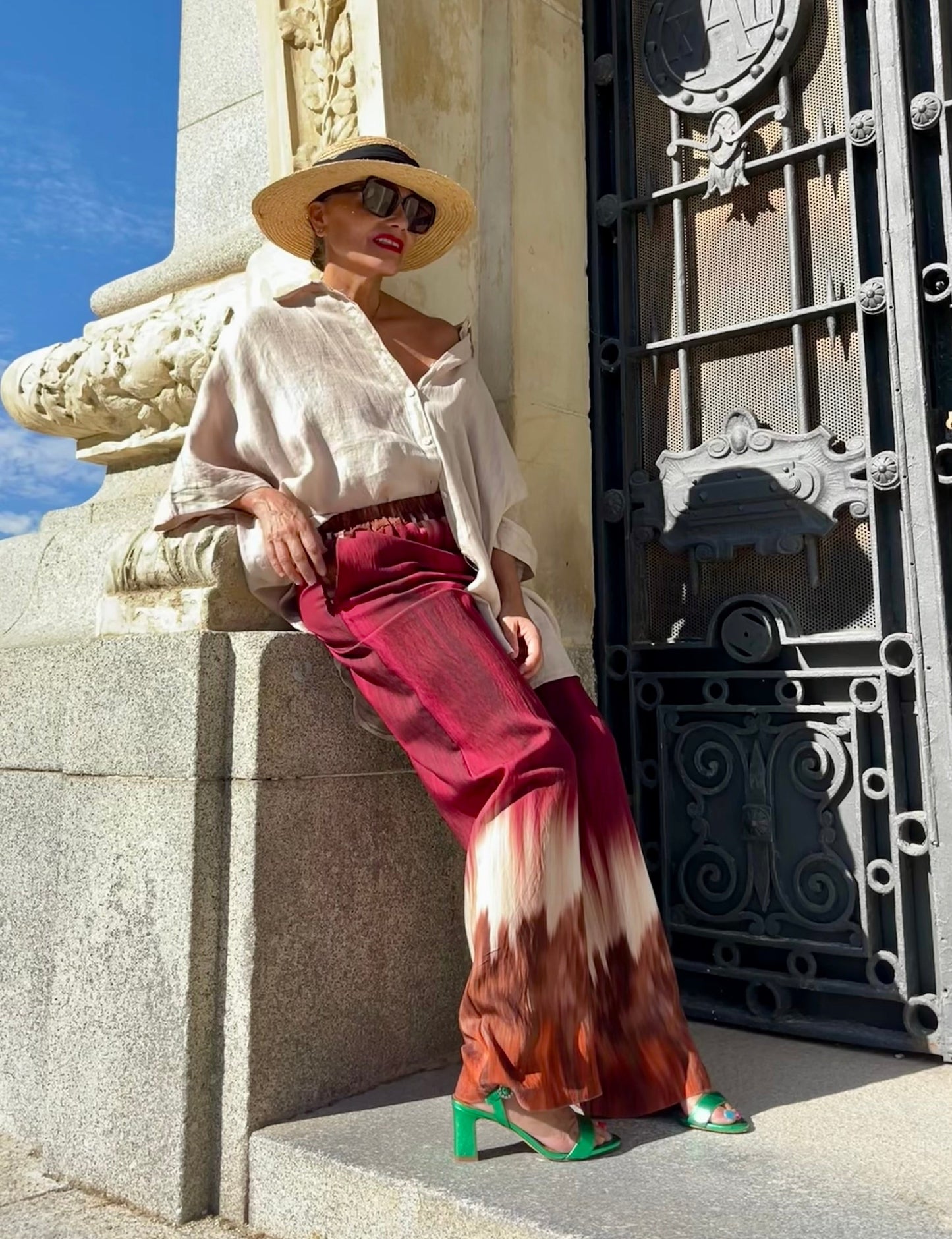 Pantalón fluido estampado tie-dye multicolor de mujer
