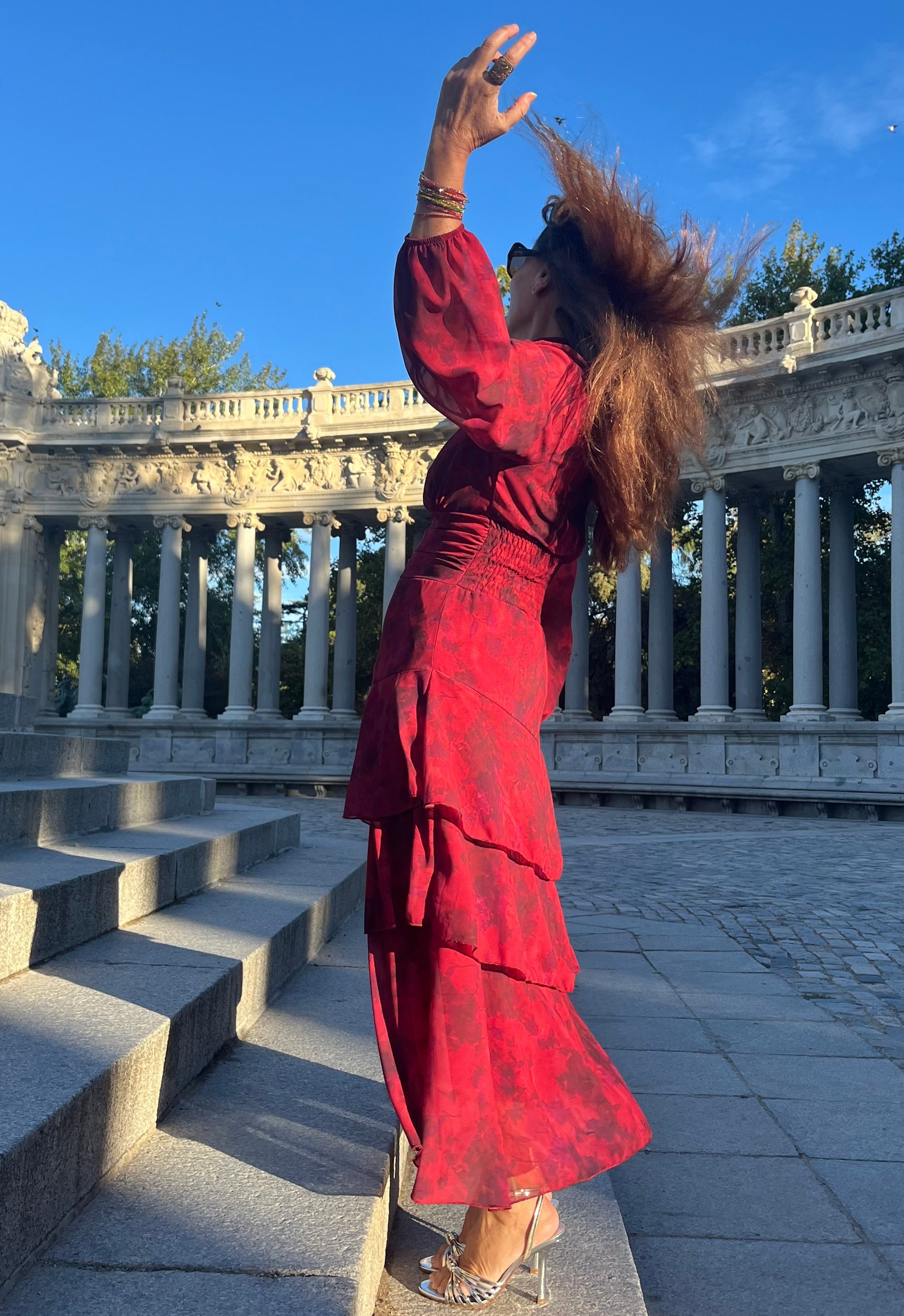 Vestido fluido con volantes y cintura ajustable