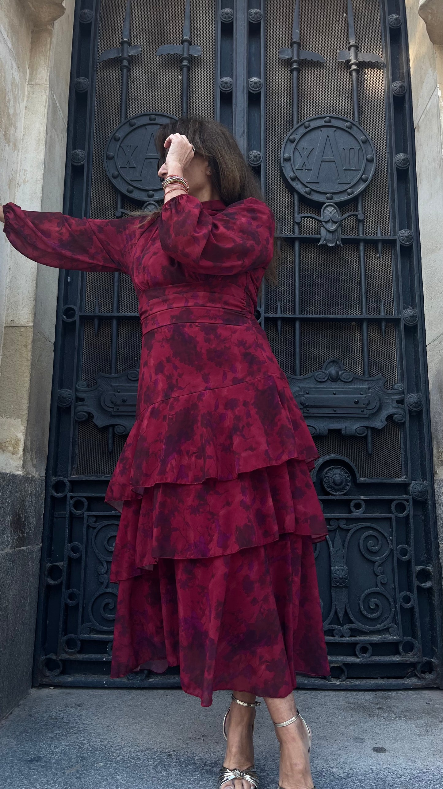 Vestido fluido con volantes y cintura ajustable