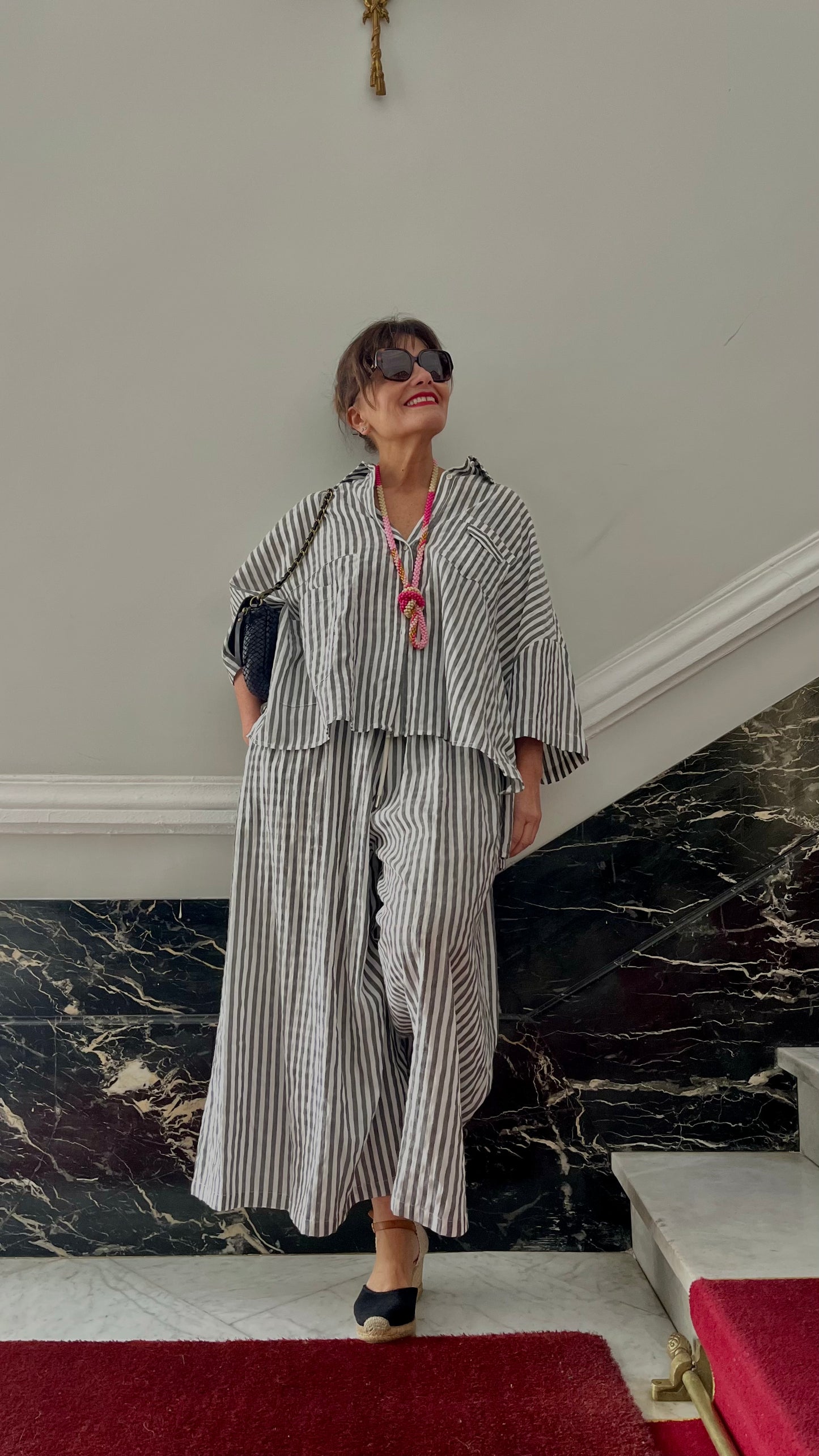 Total look rayas camisa oversize y pantalón palazzo conjunto gris
