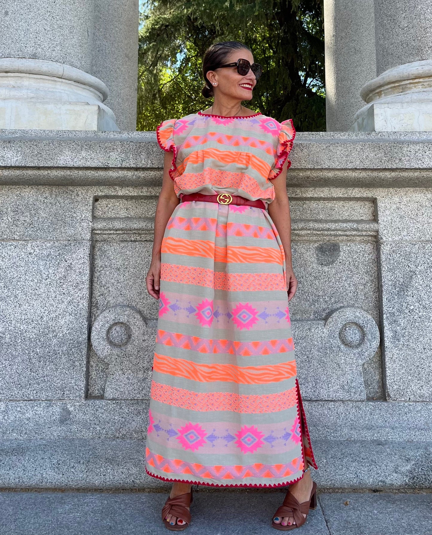 Vestido largo estampado étnico coral flúor con bolsillos