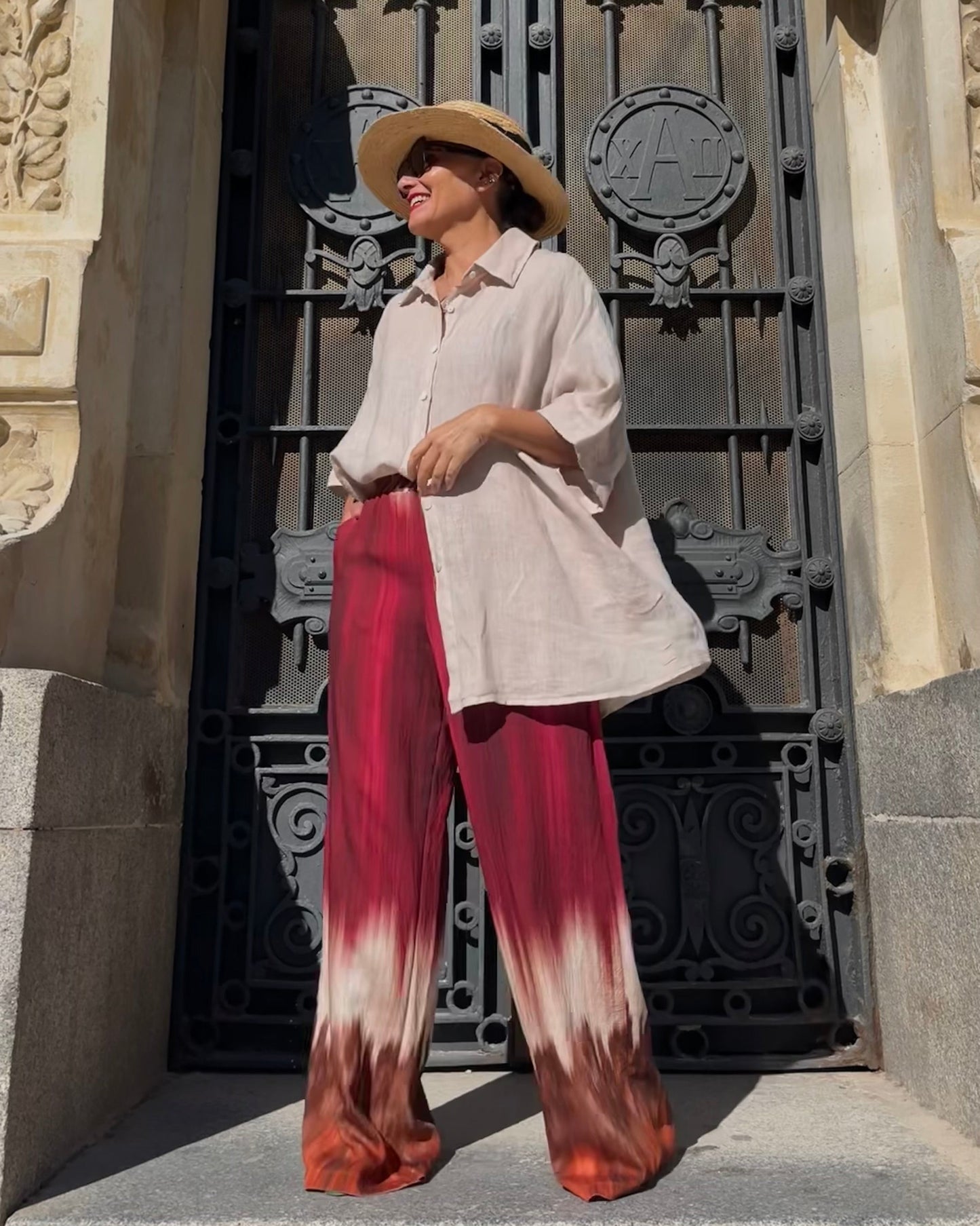 Pantalón fluido estampado tie-dye multicolor de mujer