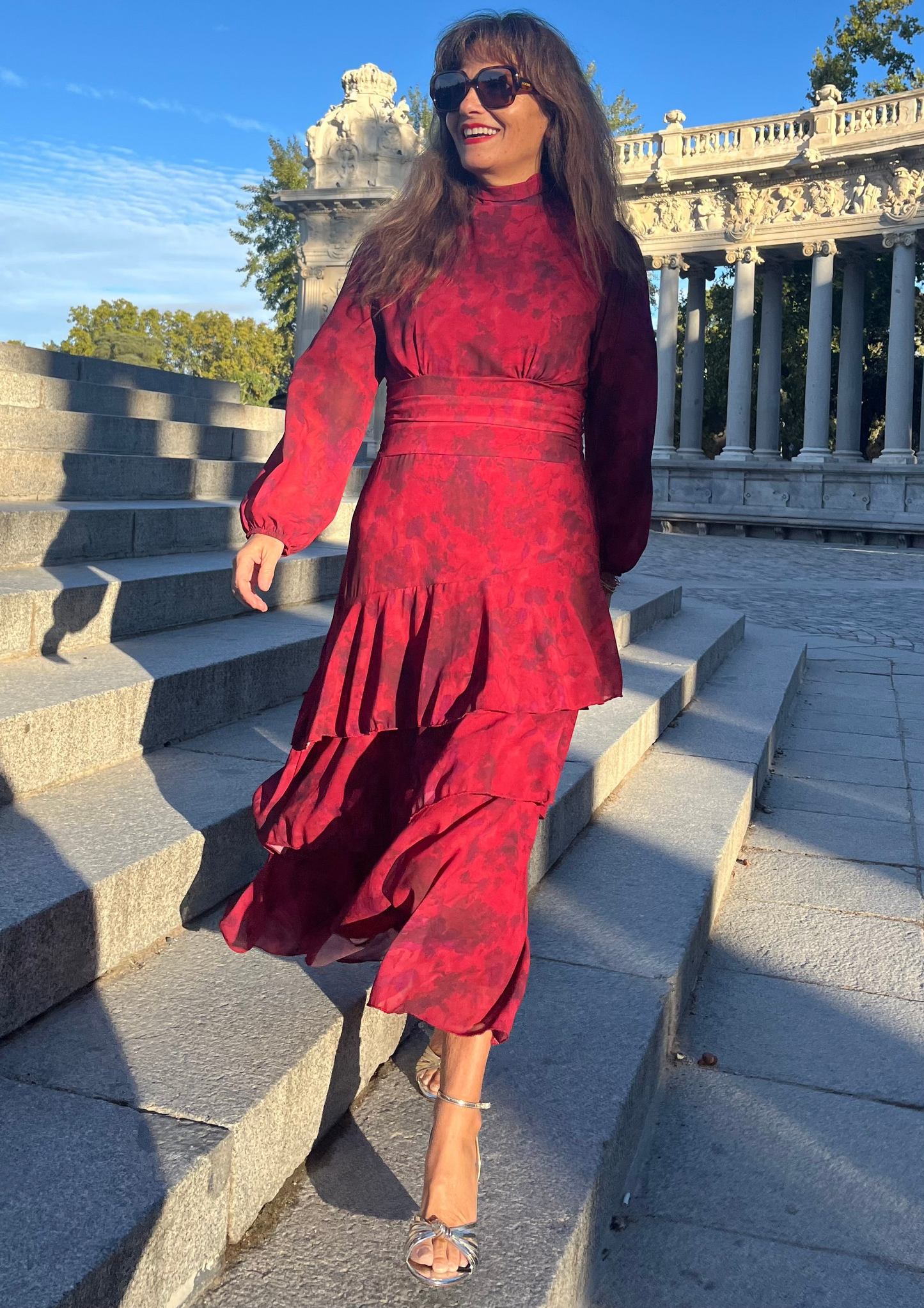 Vestido fluido con volantes y cintura ajustable