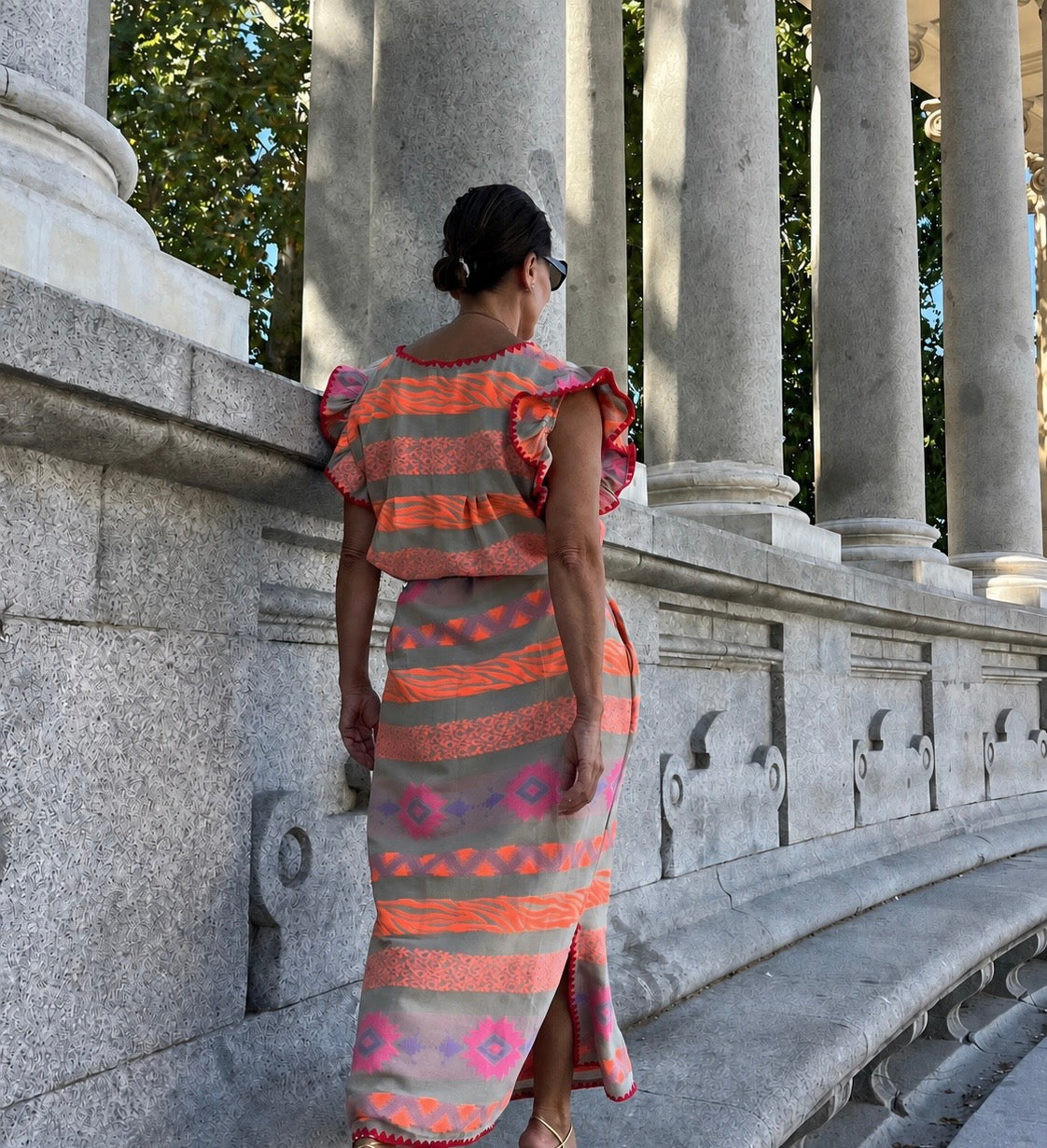 Vestido largo étnico coral flúor con bolsillos – imagen 4