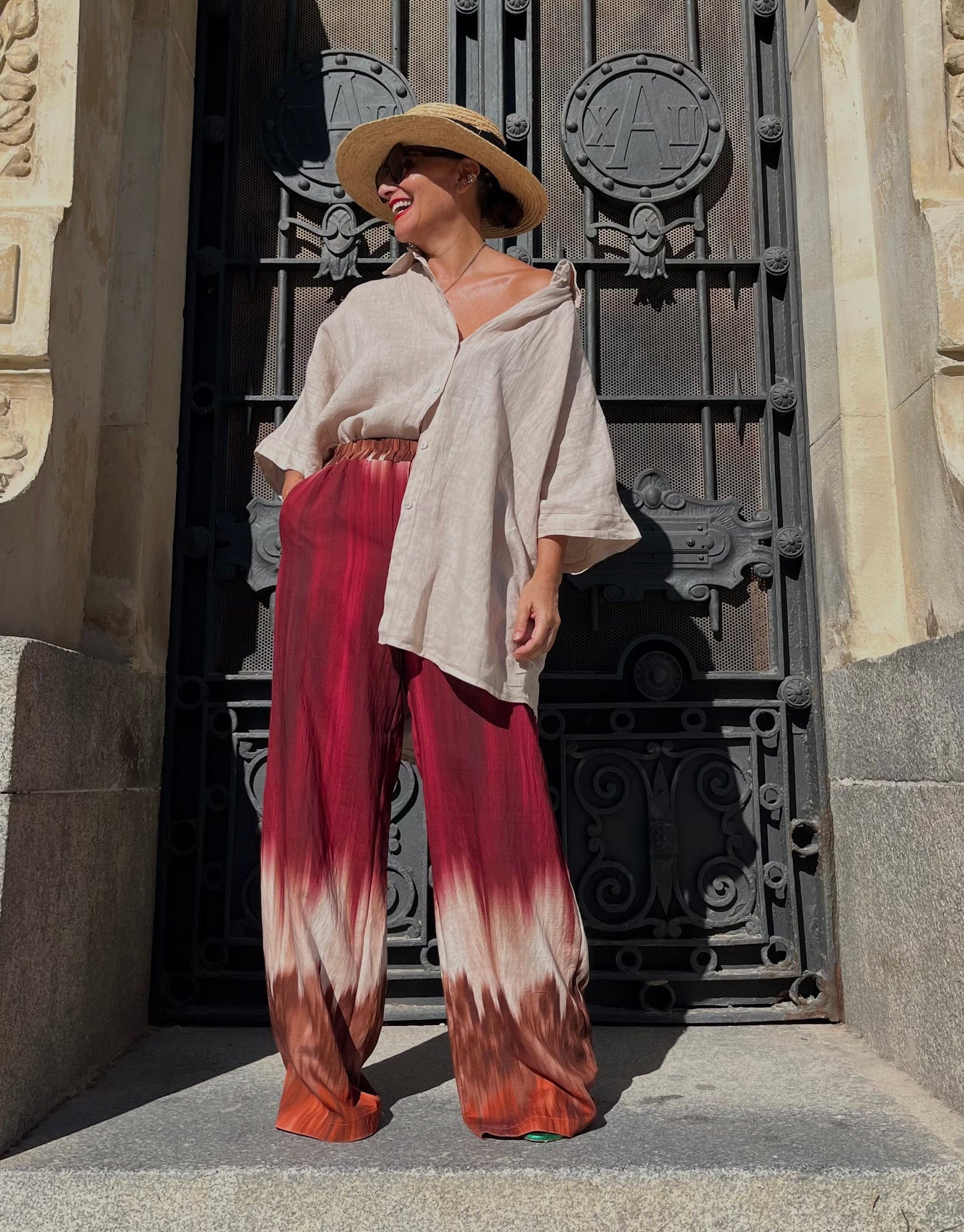 Pantalón fluido estampado tie-dye multicolor de mujer