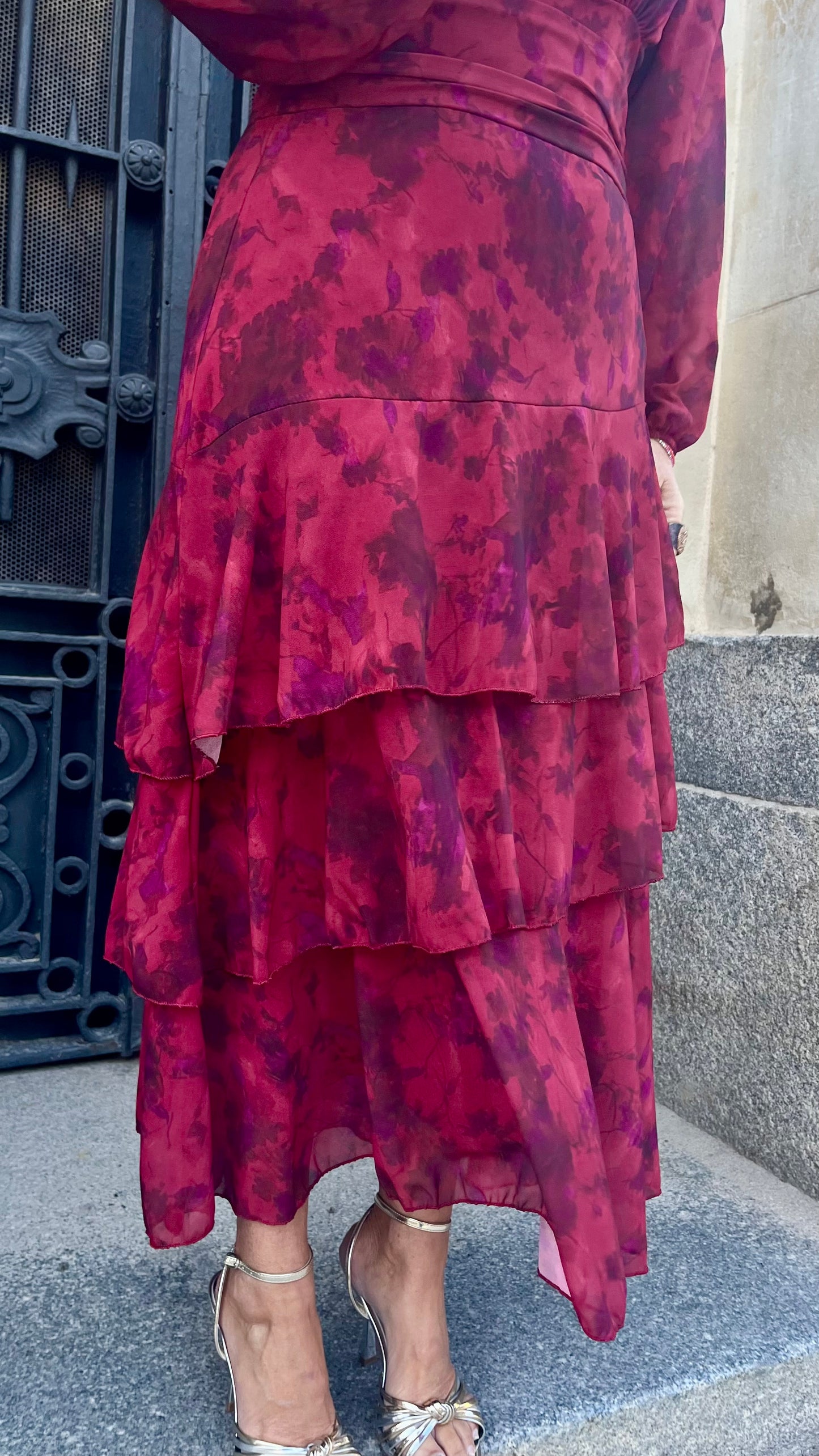 Vestido fluido con volantes y cintura ajustable