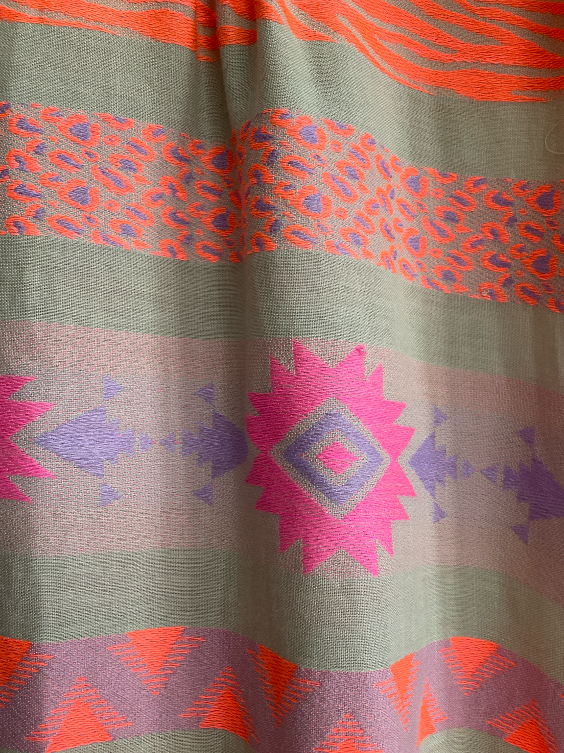 Vestido largo estampado étnico coral flúor con bolsillos