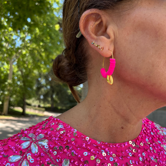 Pendientes de aro fucsia con concha dorada