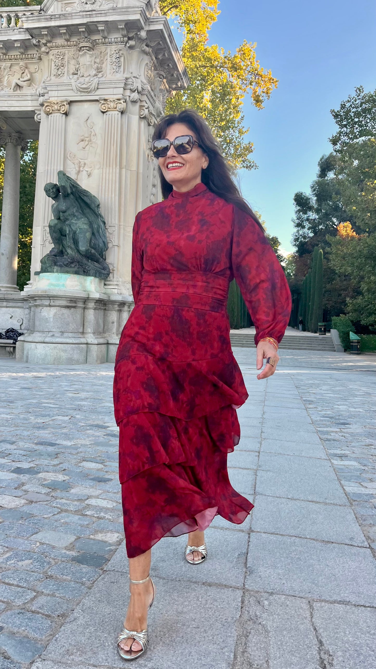 Vestido fluido con volantes y cintura ajustable