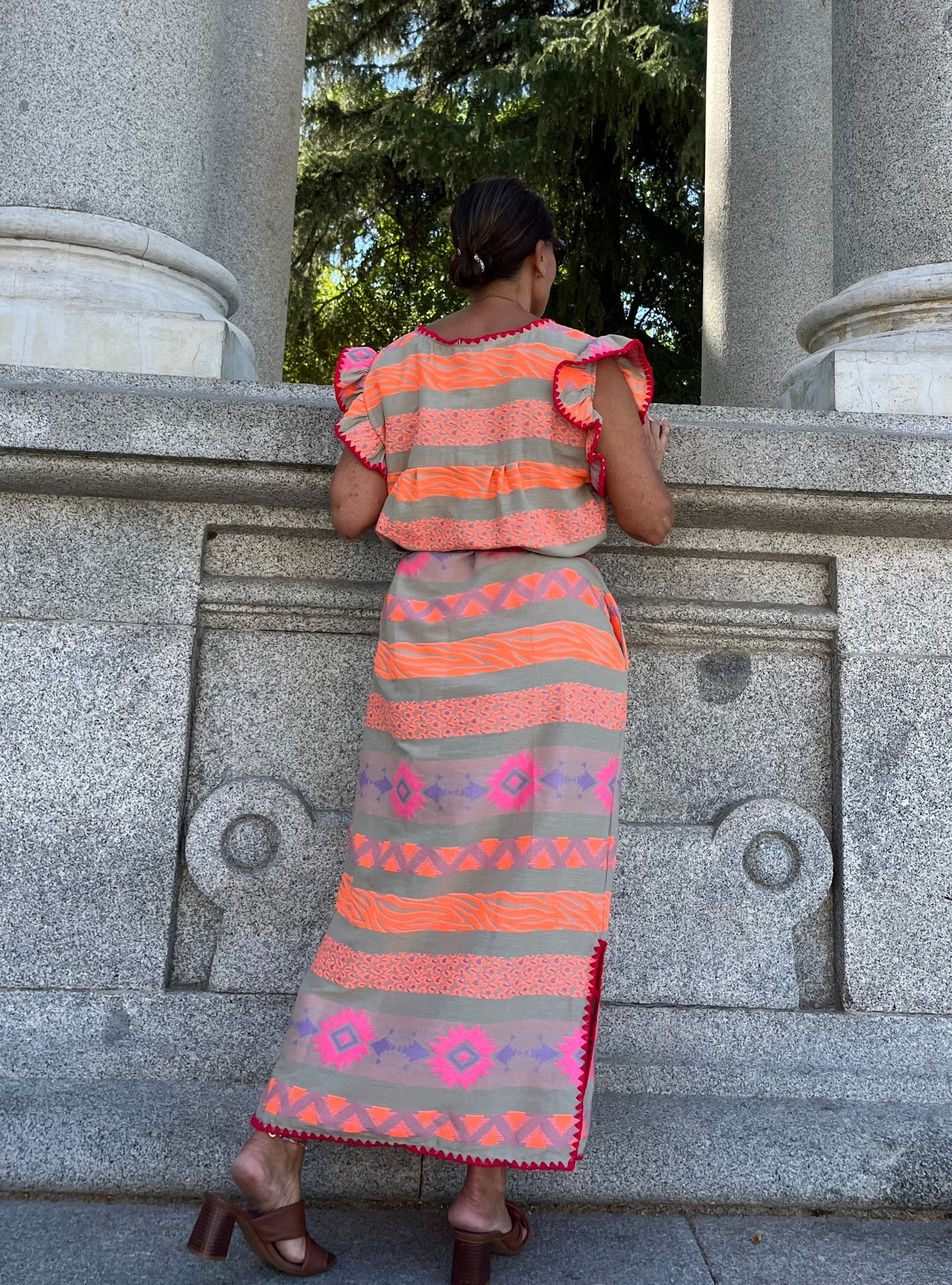 Vestido largo estampado étnico coral flúor con bolsillos