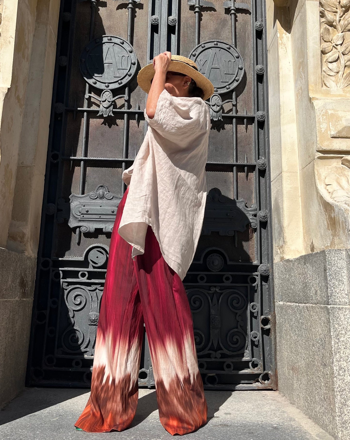 Pantalón fluido estampado tie-dye multicolor de mujer
