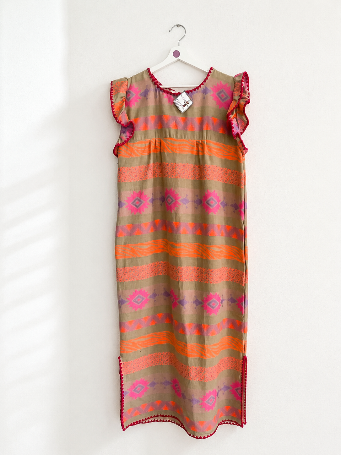 Vestido largo estampado étnico coral flúor con bolsillos