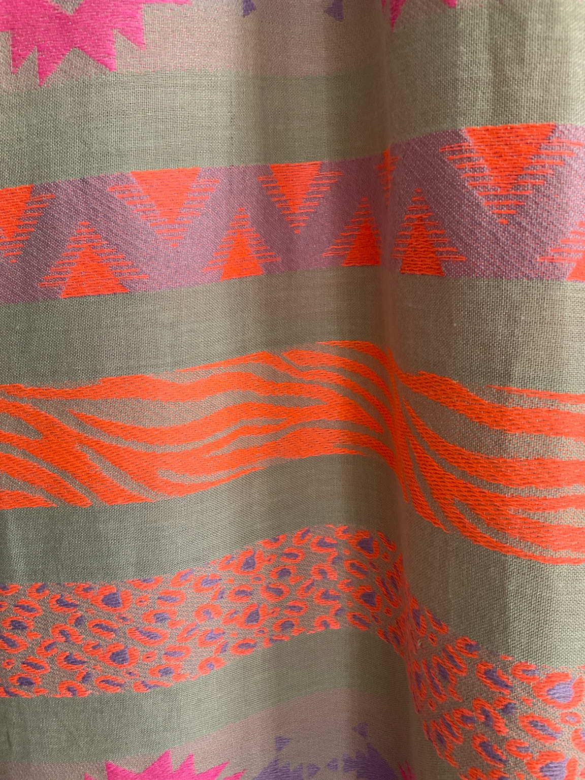 Vestido largo estampado étnico coral flúor con bolsillos