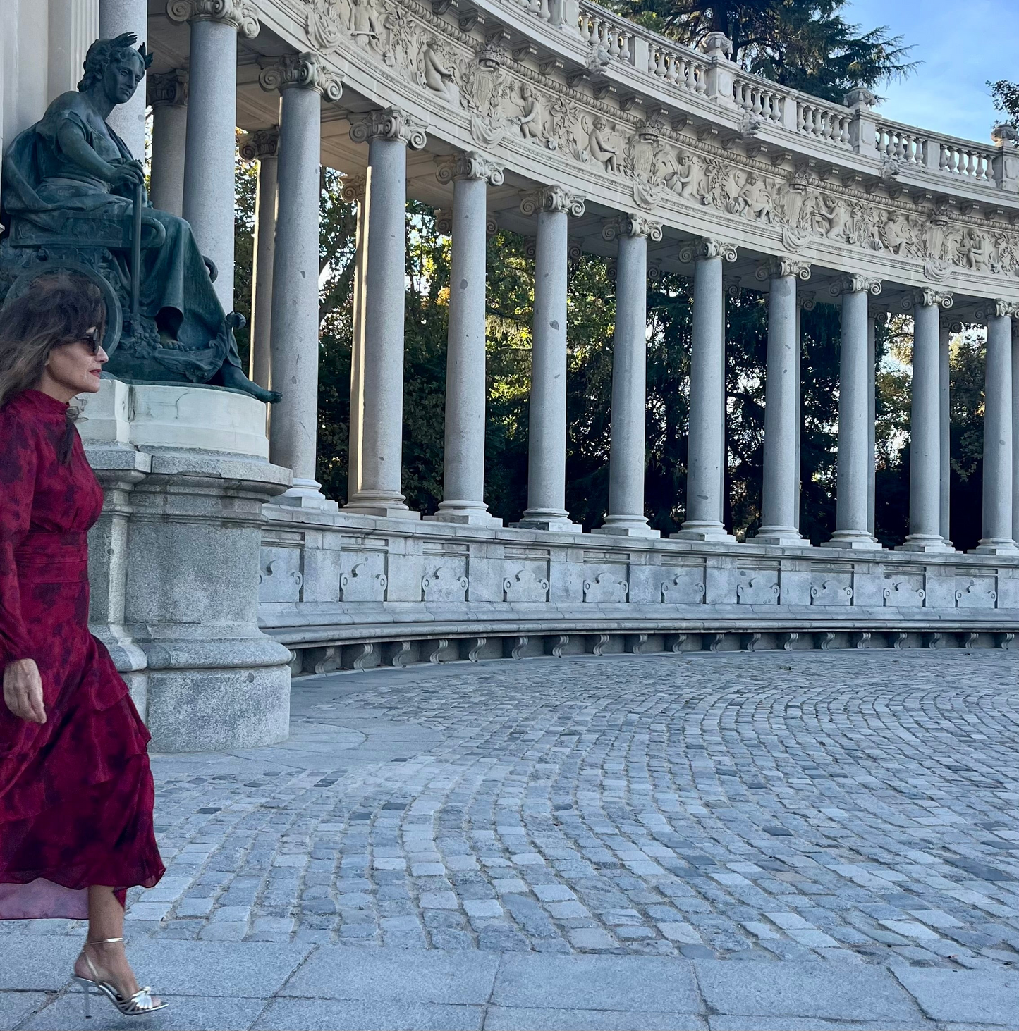 Vestido fluido con volantes y cintura ajustable