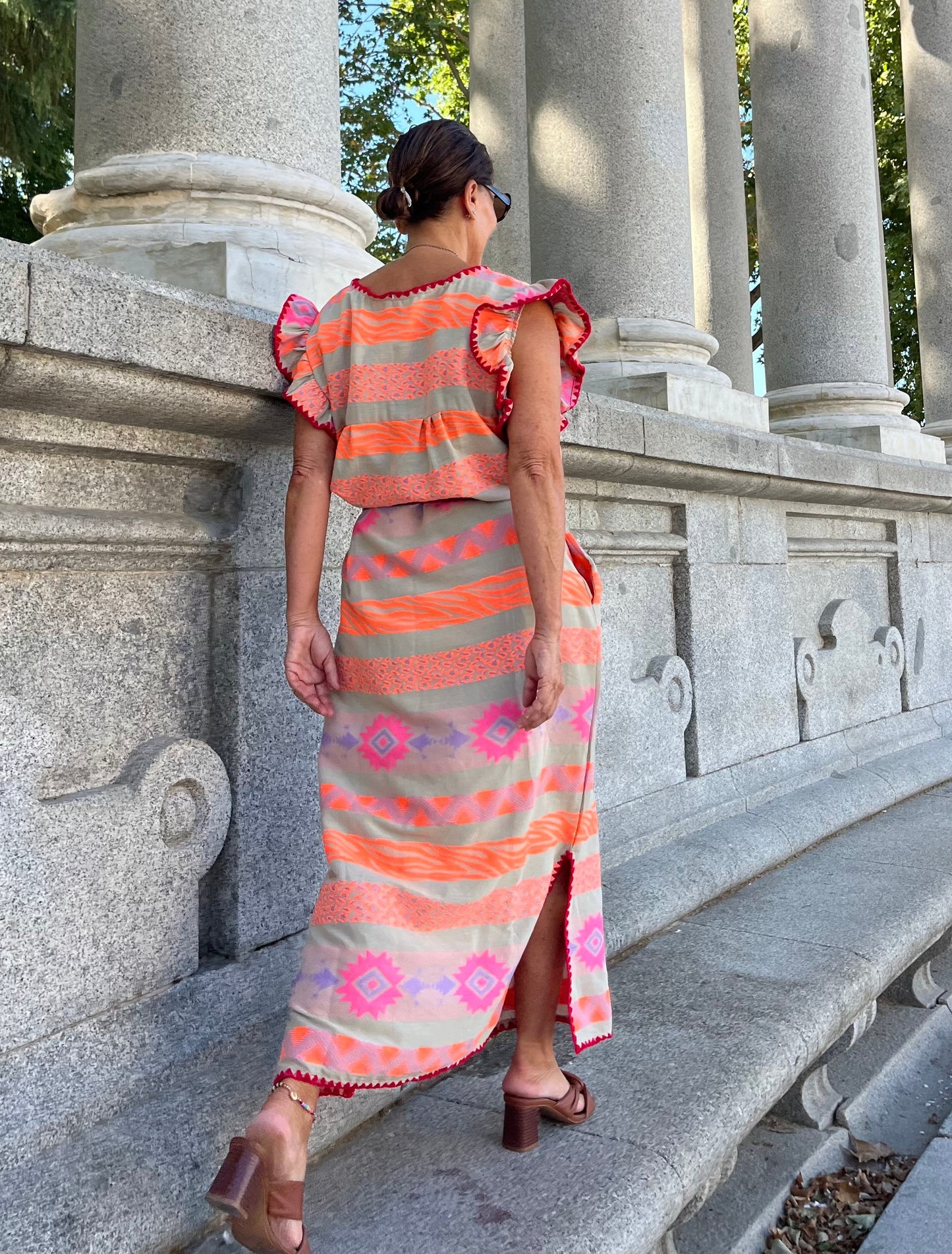 Vestido largo estampado étnico coral flúor con bolsillos