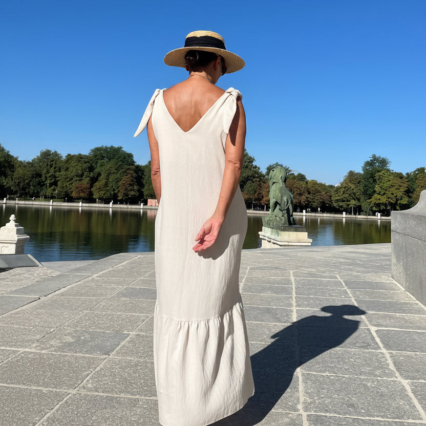 Vestido largo beige con lazos en los hombros