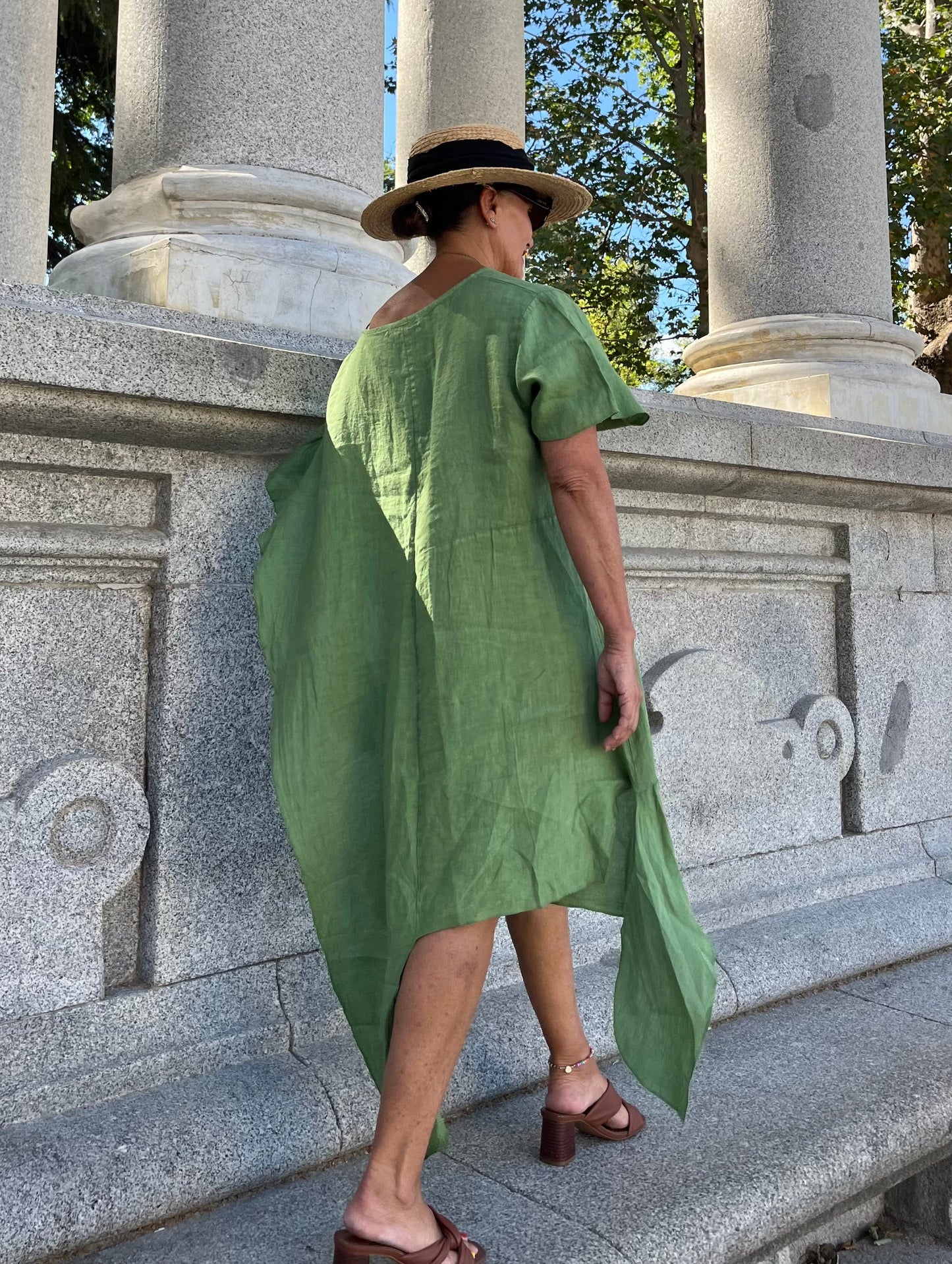 LINO-Vestido verde diseño asimétrico