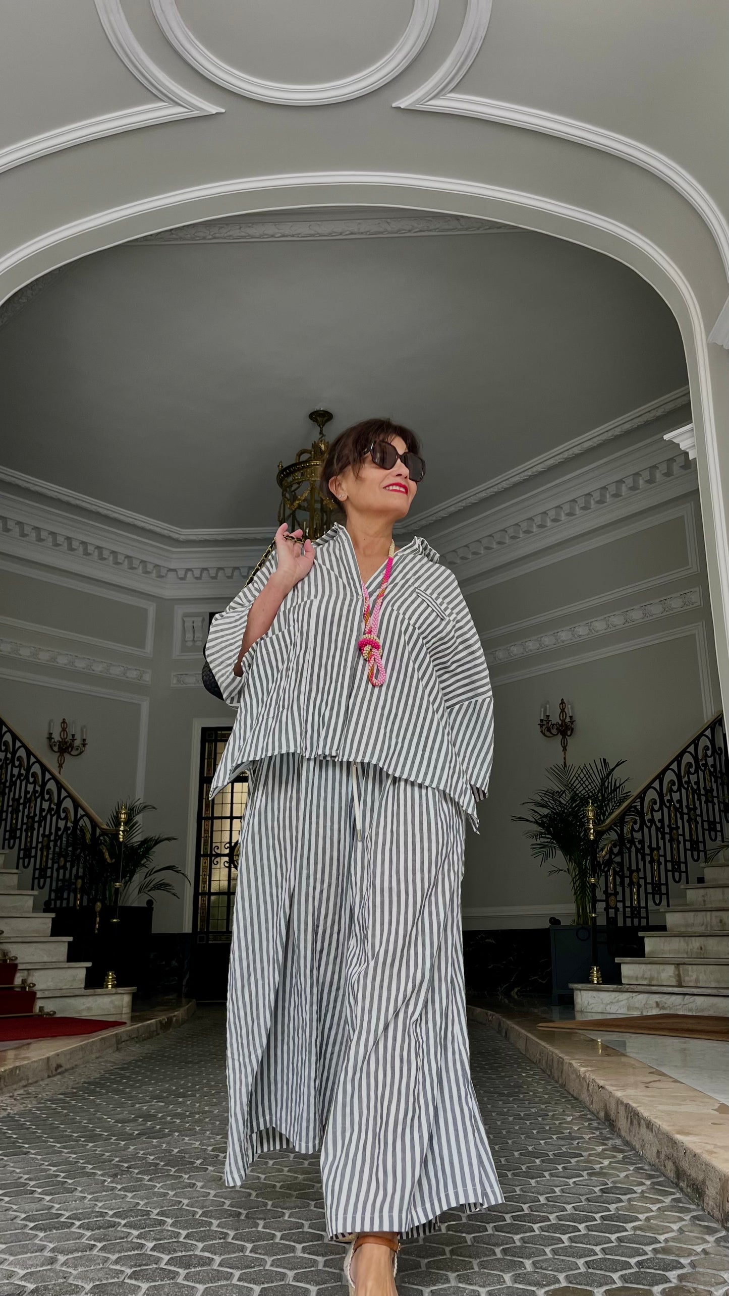 Total look rayas camisa oversize y pantalón palazzo conjunto gris