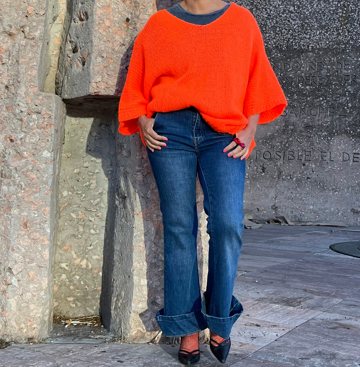 Jersey naranja flúor de punto oversize La Canaria, look con vaqueros