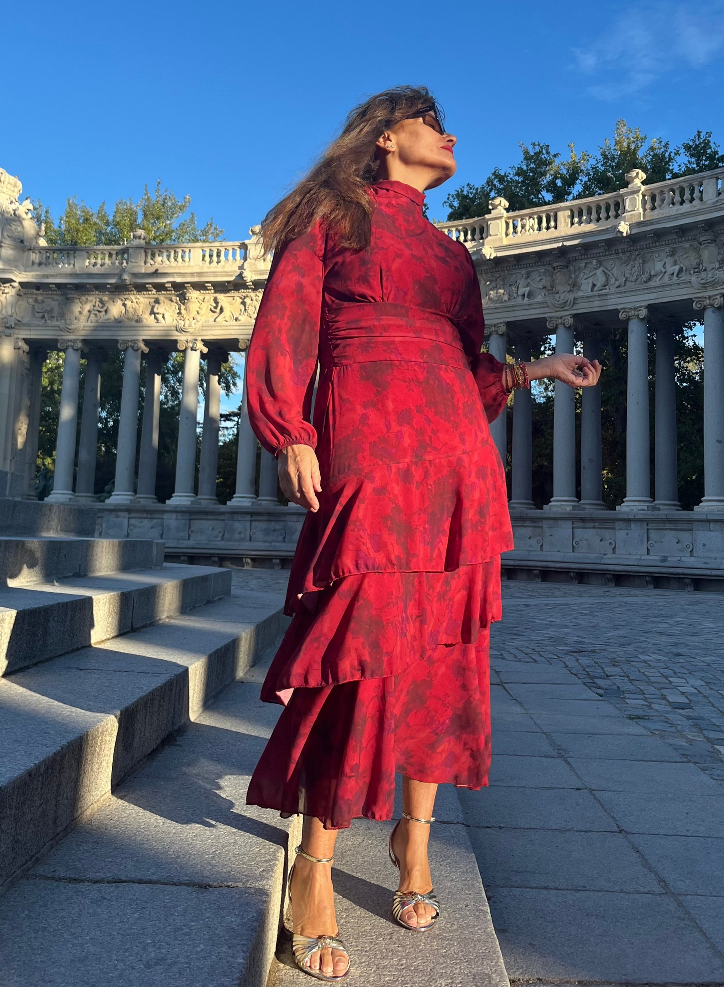 Vestido fluido con volantes y cintura ajustable