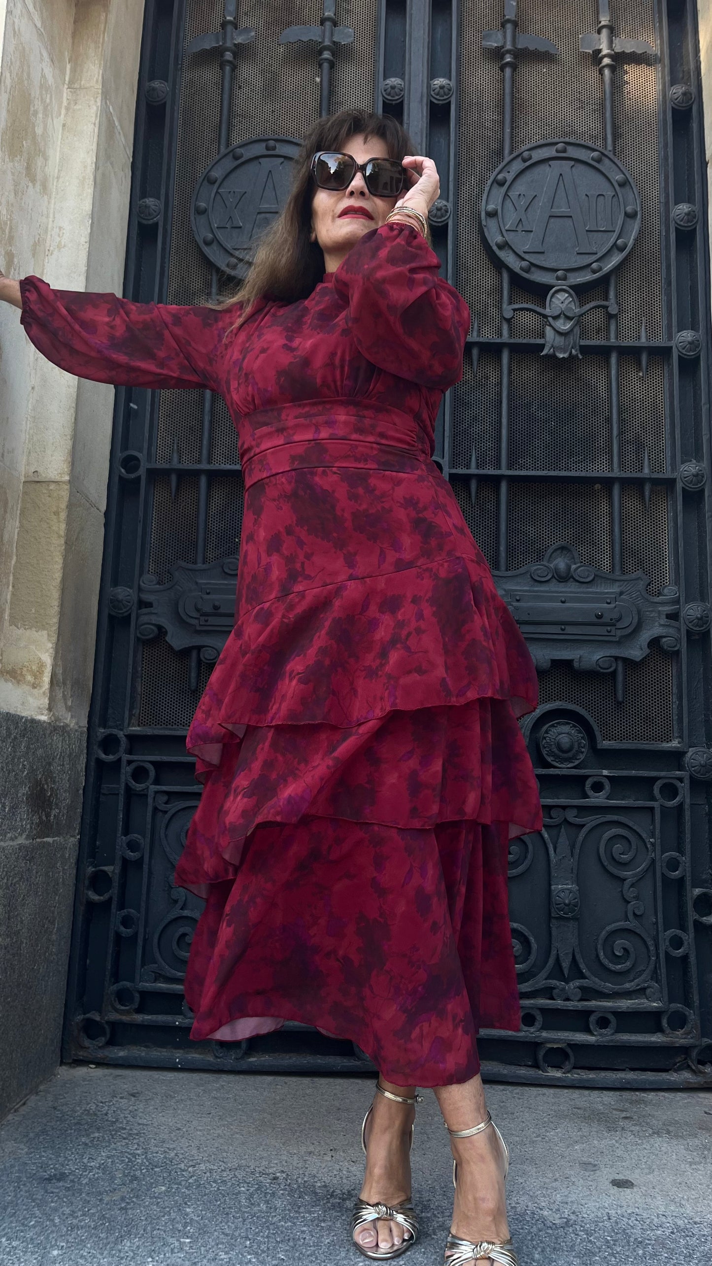 Vestido fluido con volantes y cintura ajustable