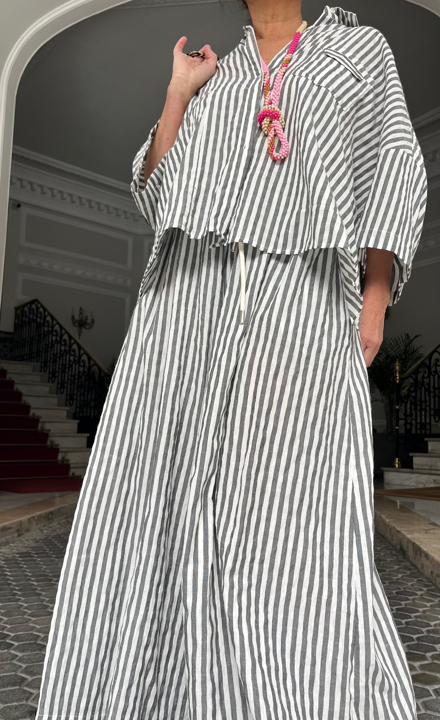 Total look rayas camisa oversize y pantalón palazzo conjunto gris