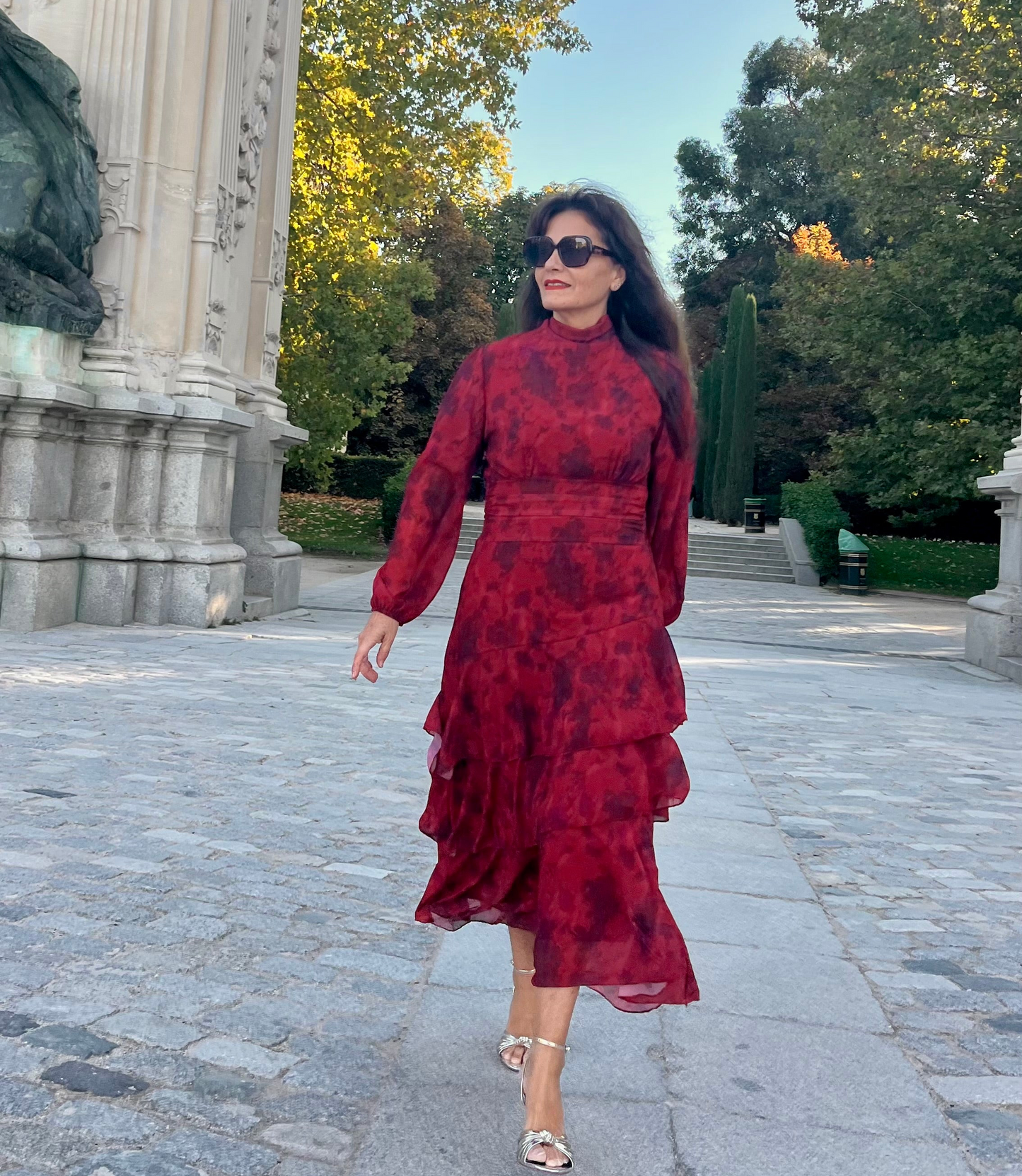 Vestido fluido con volantes y cintura ajustable