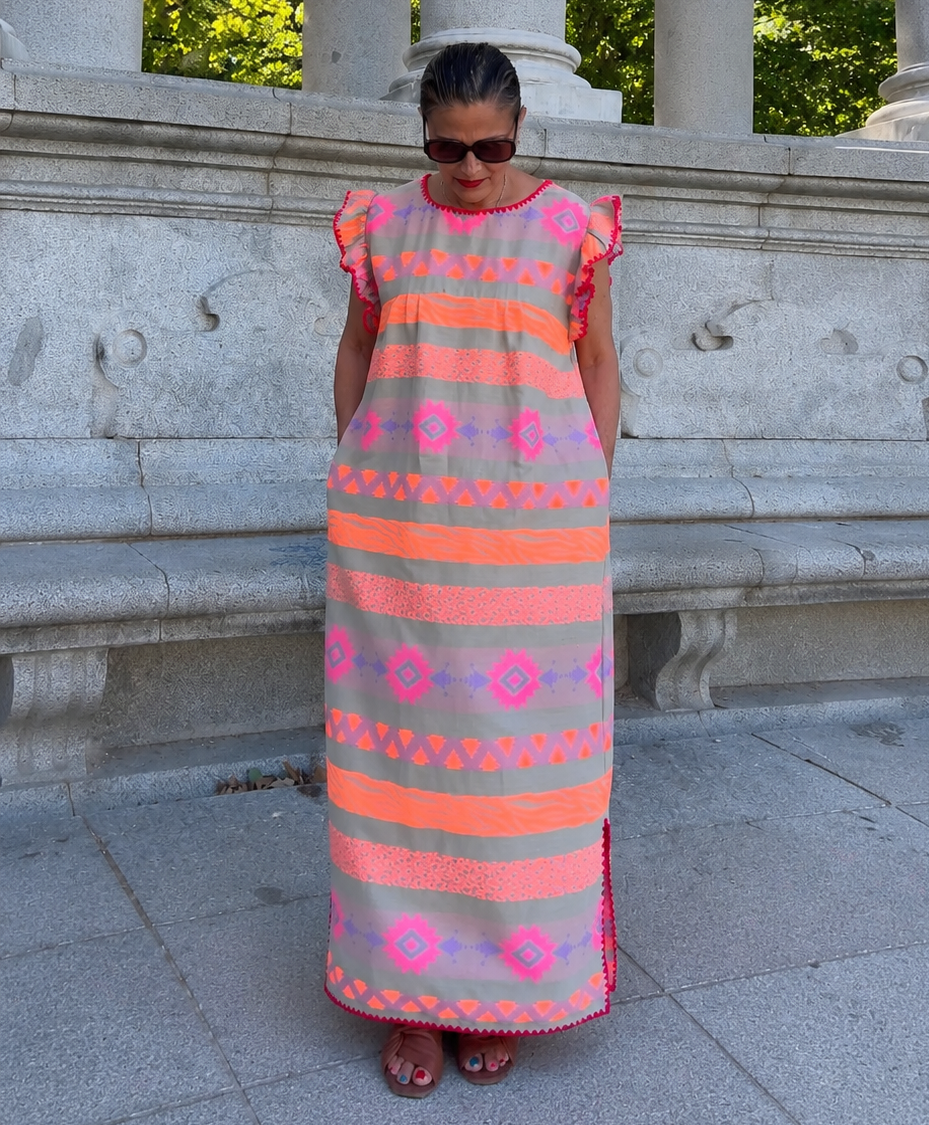 Vestido largo estampado étnico coral flúor con bolsillos
