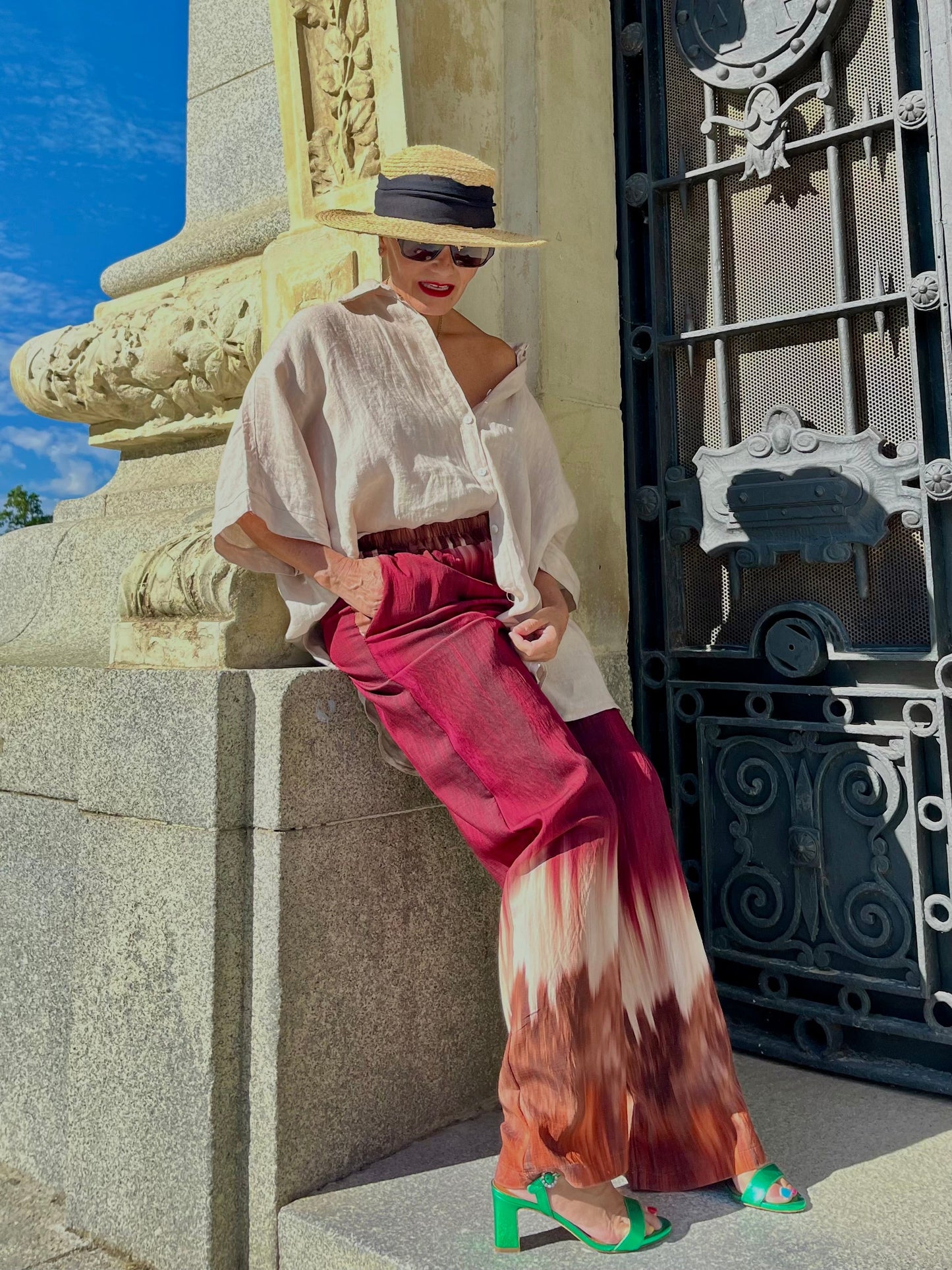Pantalón fluido estampado tie-dye multicolor de mujer