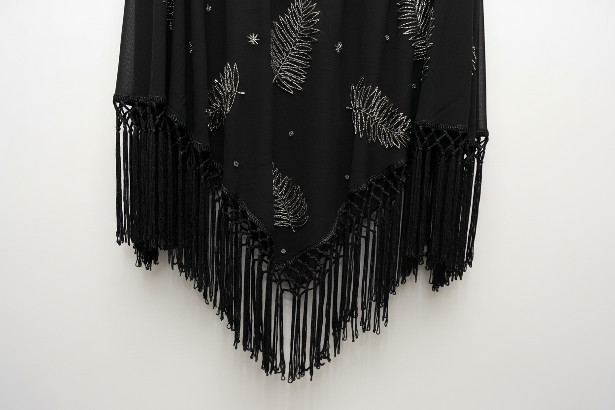 Poncho joya negro bordado con flecos