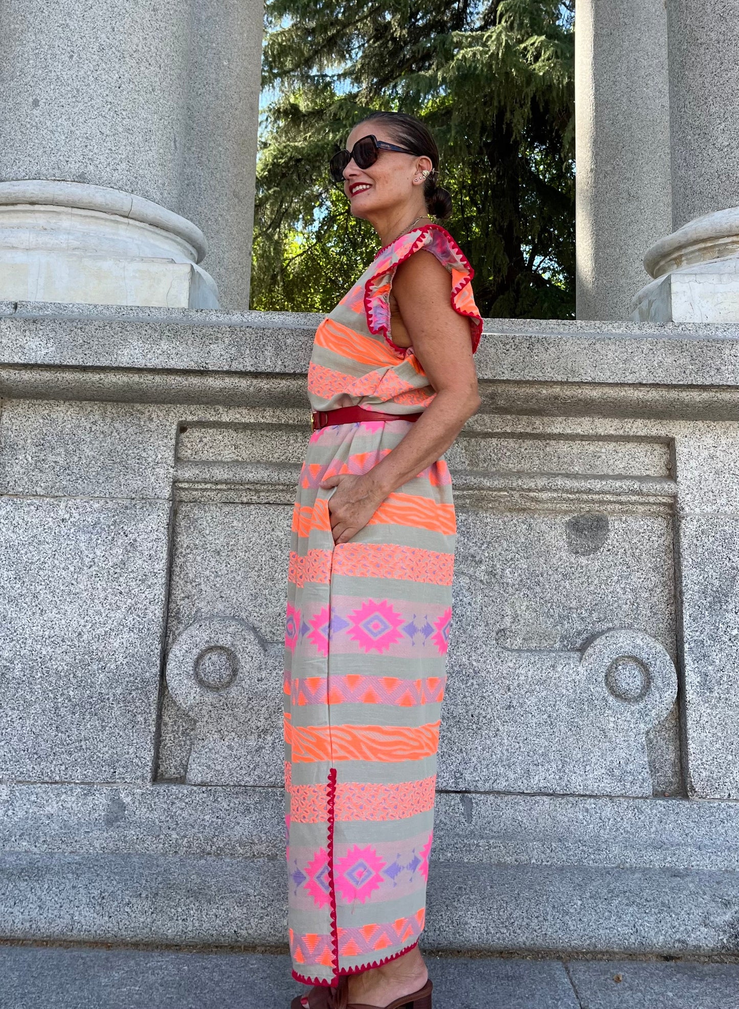 Vestido largo estampado étnico coral flúor con bolsillos
