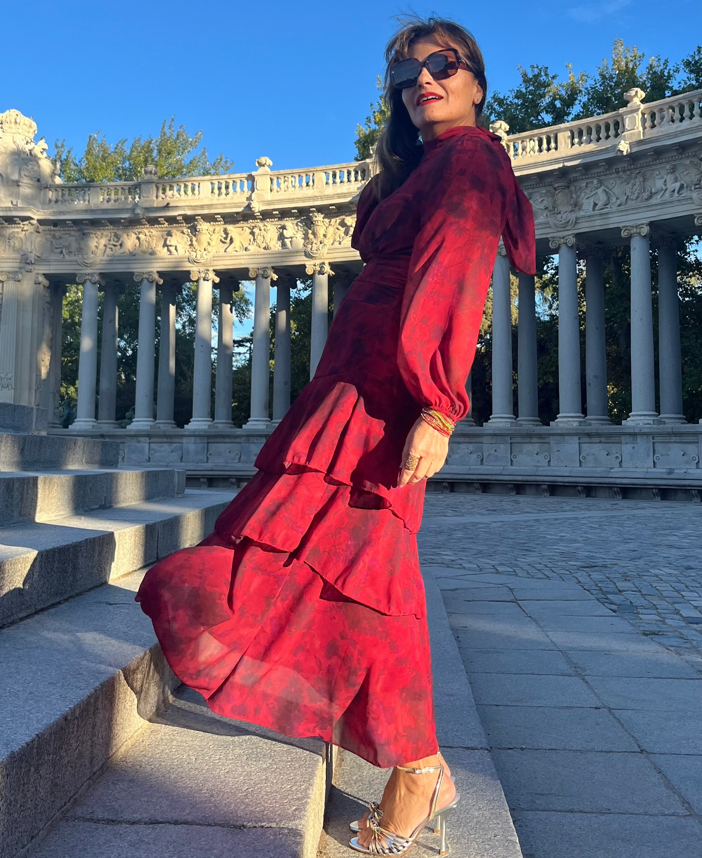 Vestido fluido con volantes y cintura ajustable