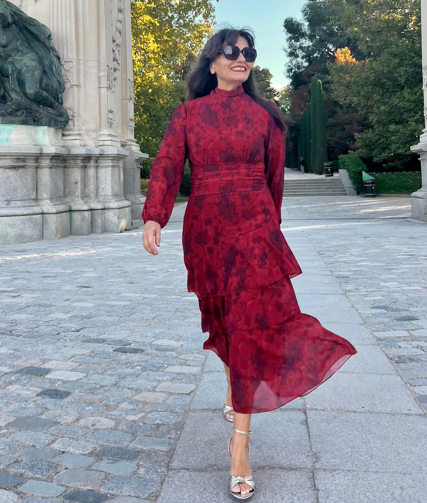 Vestido fluido con volantes y cintura ajustable