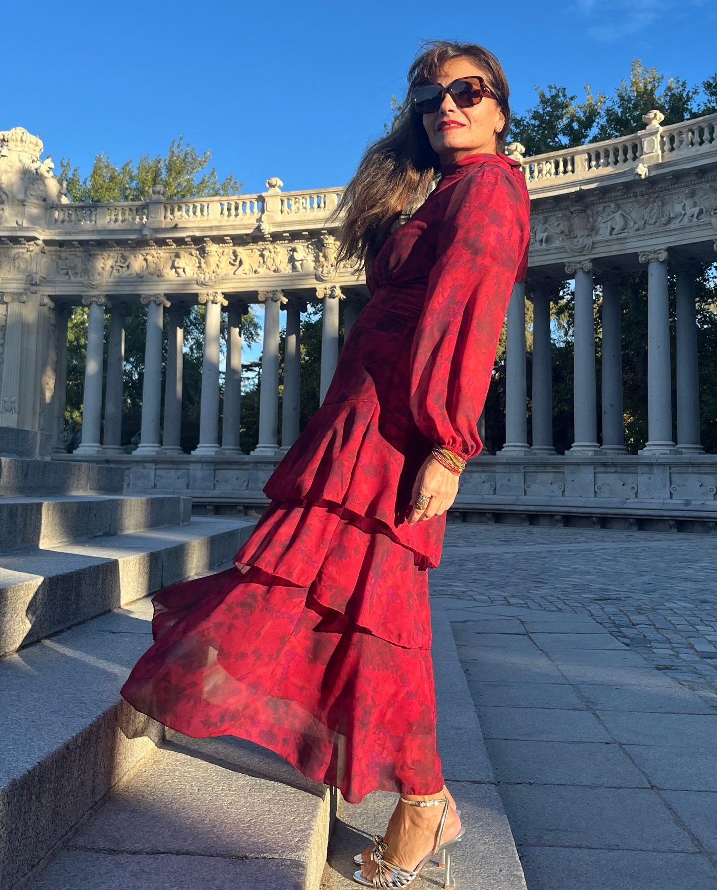 Vestido fluido con volantes y cintura ajustable