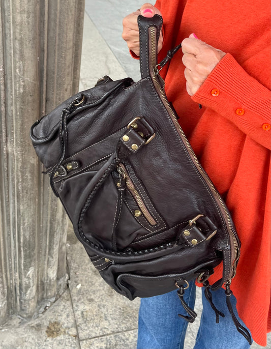 Bolso de piel marrón chocolate con aire motero
