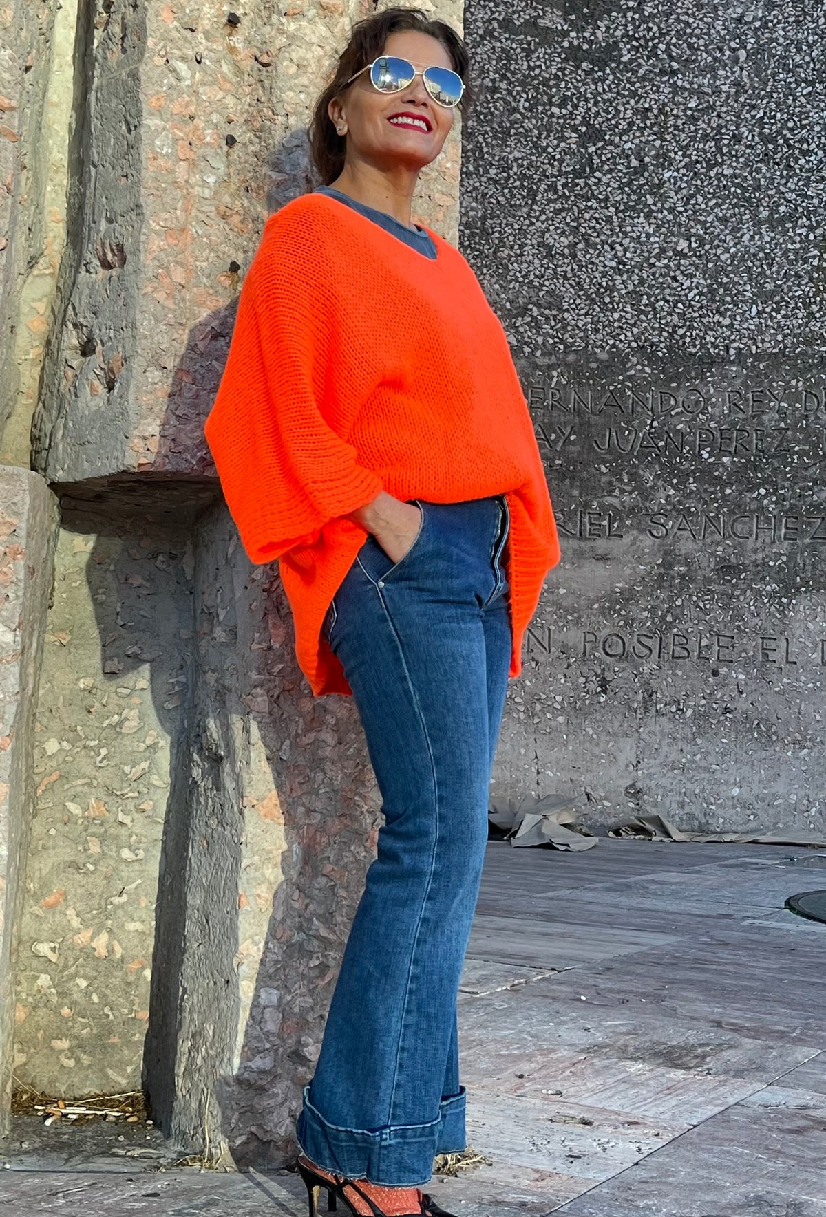 Jersey naranja vibrante La Canaria, look urbano con denim