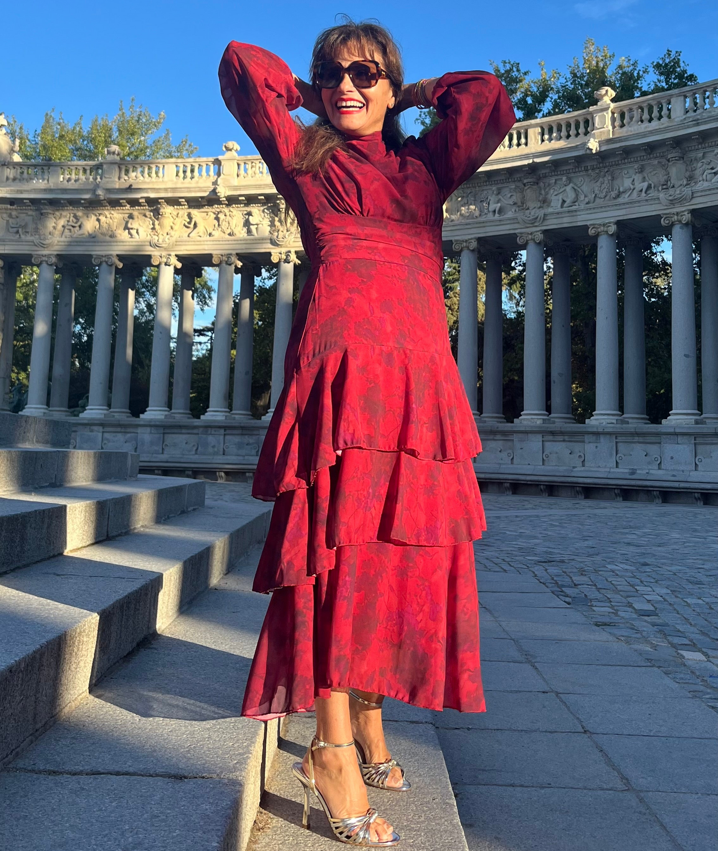 Vestido fluido con volantes y cintura ajustable