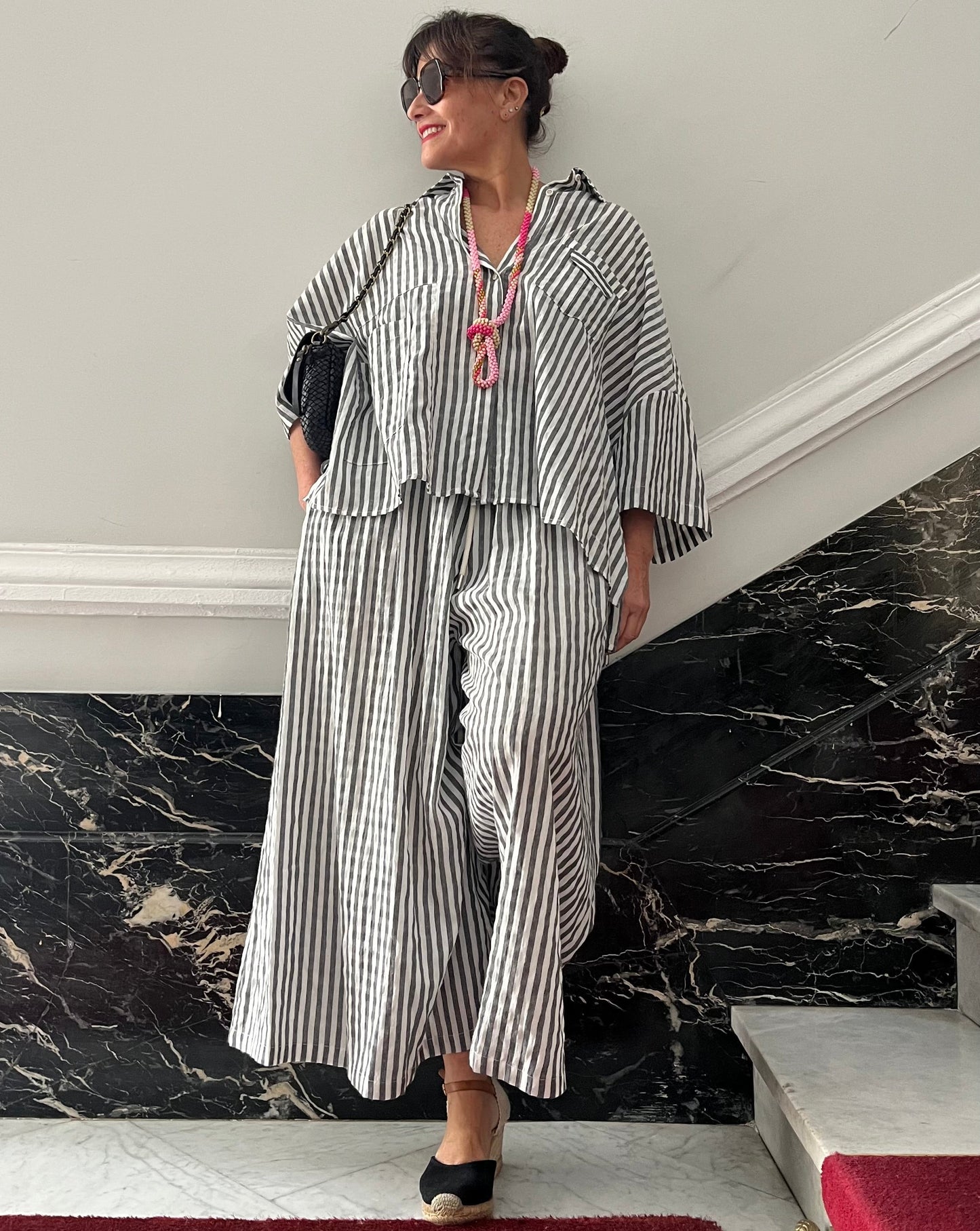 Total look rayas camisa oversize y pantalón palazzo conjunto gris