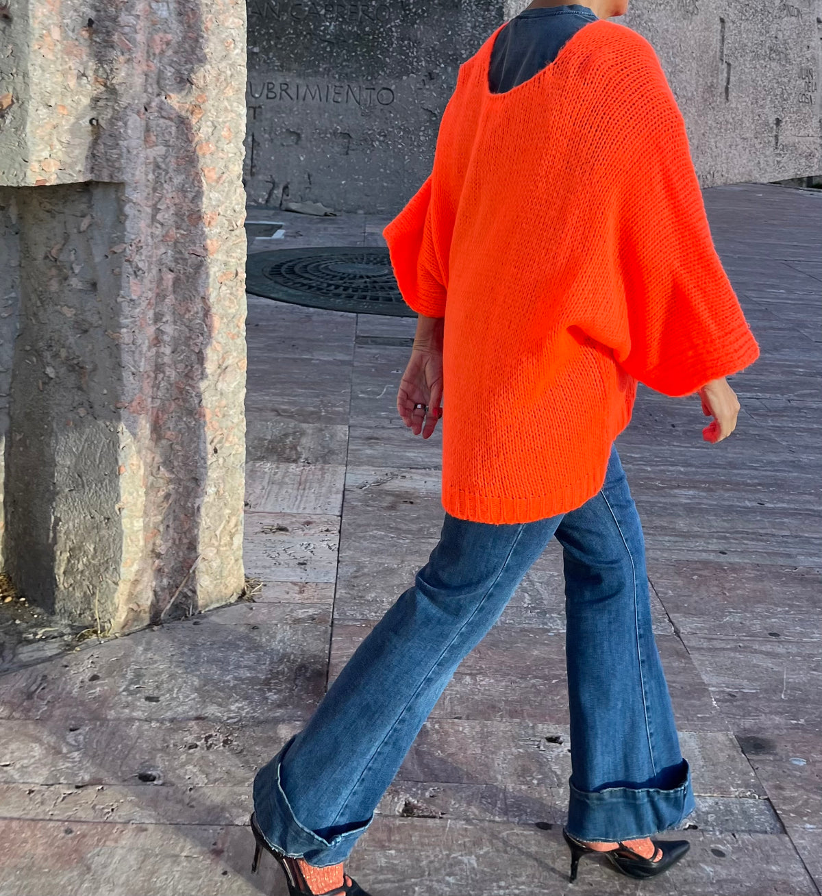 Jersey naranja oversize La Canaria combinado con pantalón vaquero
